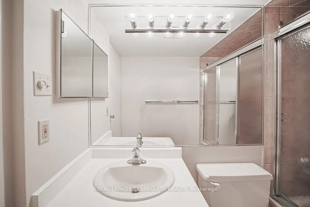 7601 Bathurst Street, #615