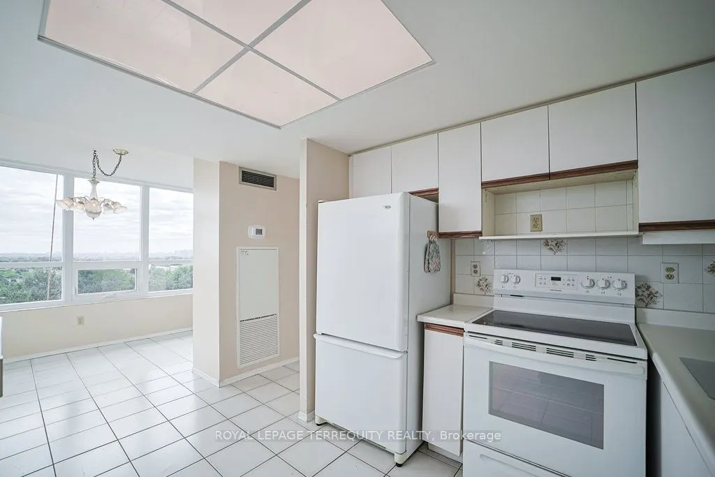 7601 Bathurst Street, #615