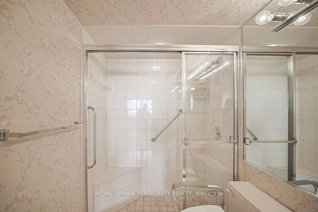 7601 Bathurst Street, #615