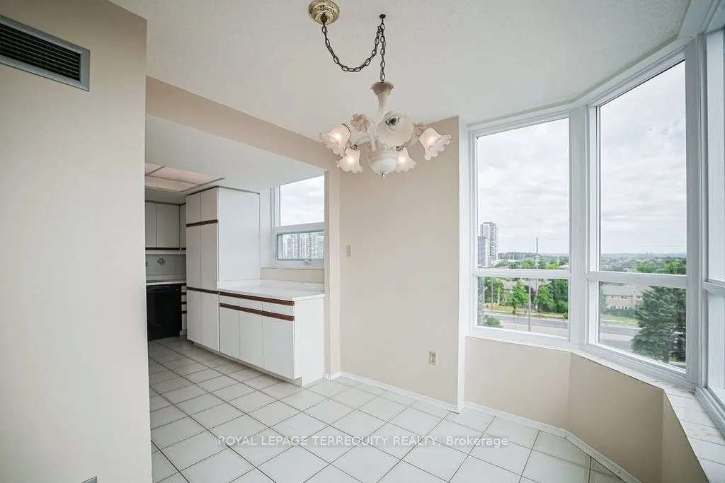 7601 Bathurst Street, #615