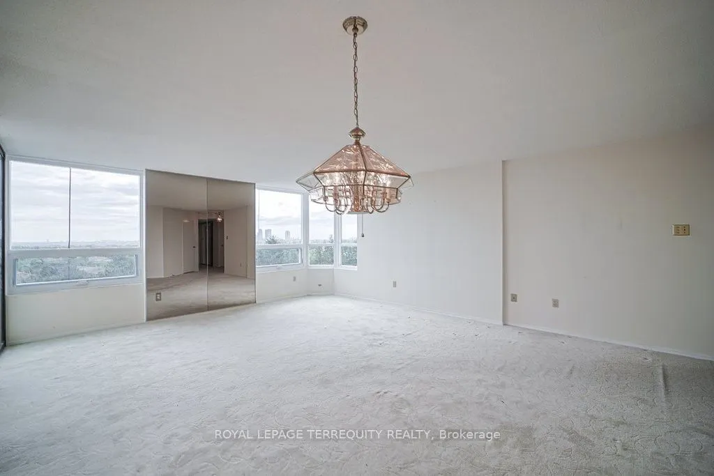 7601 Bathurst Street, #615