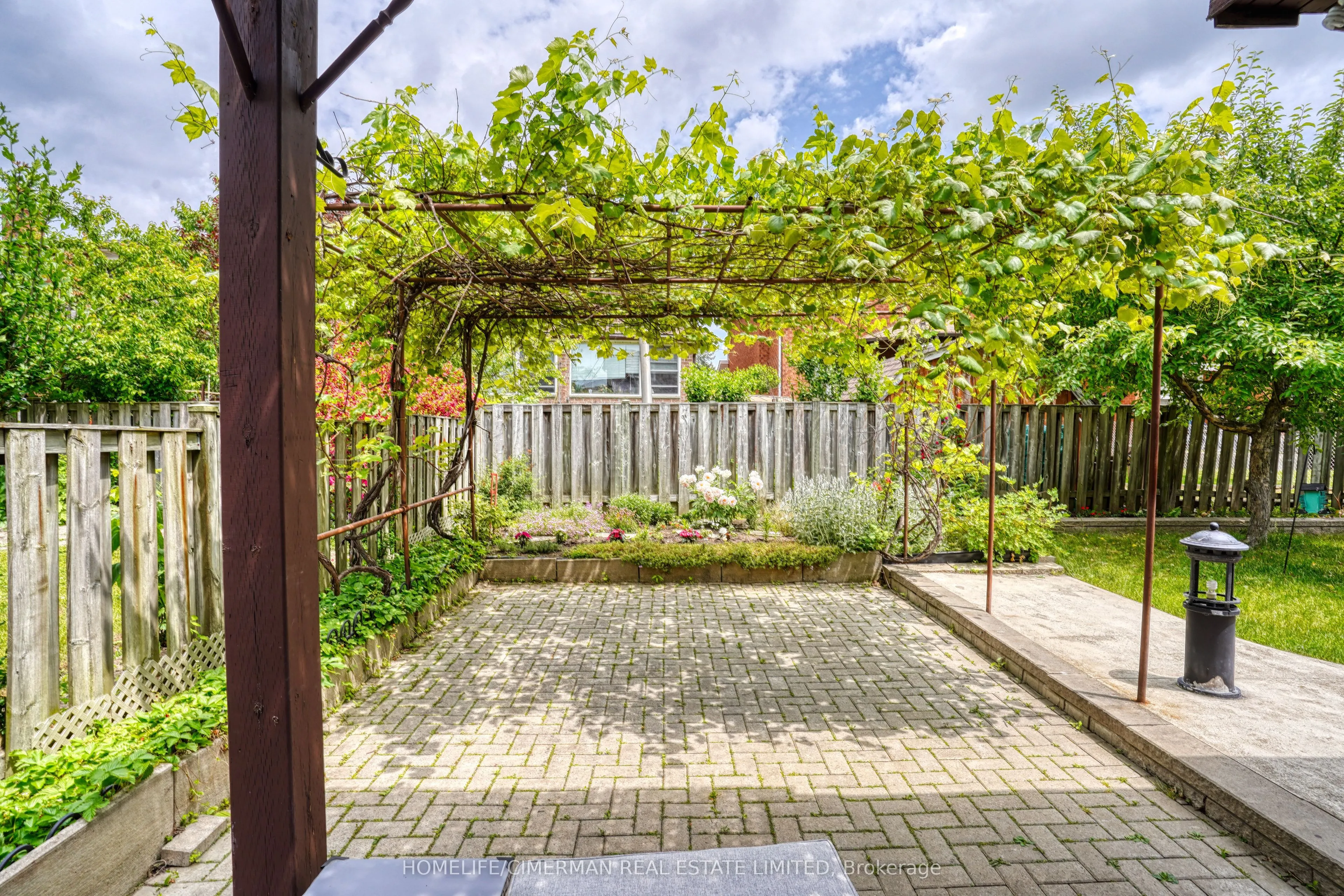 40 Queenston Crescent