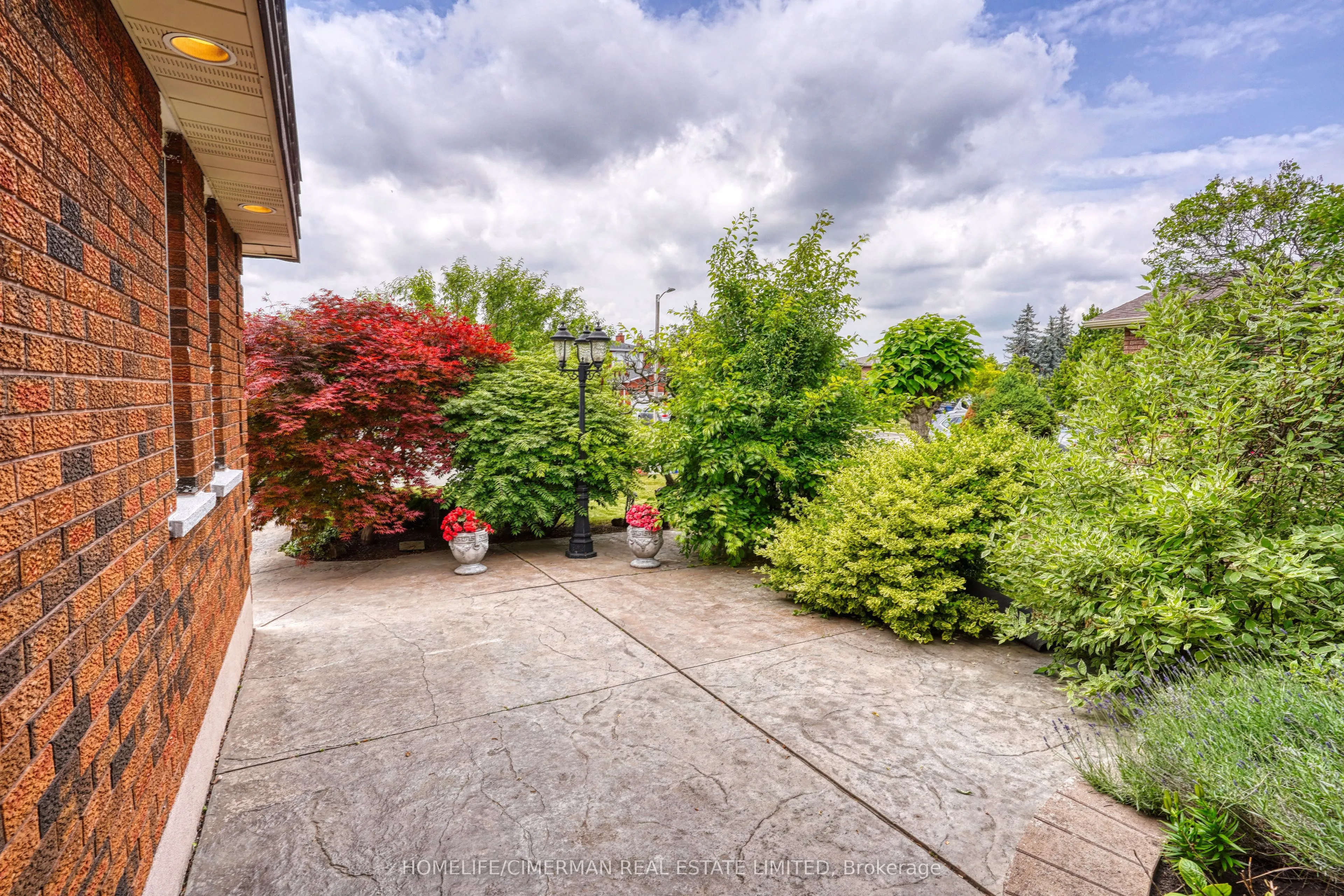 40 Queenston Crescent