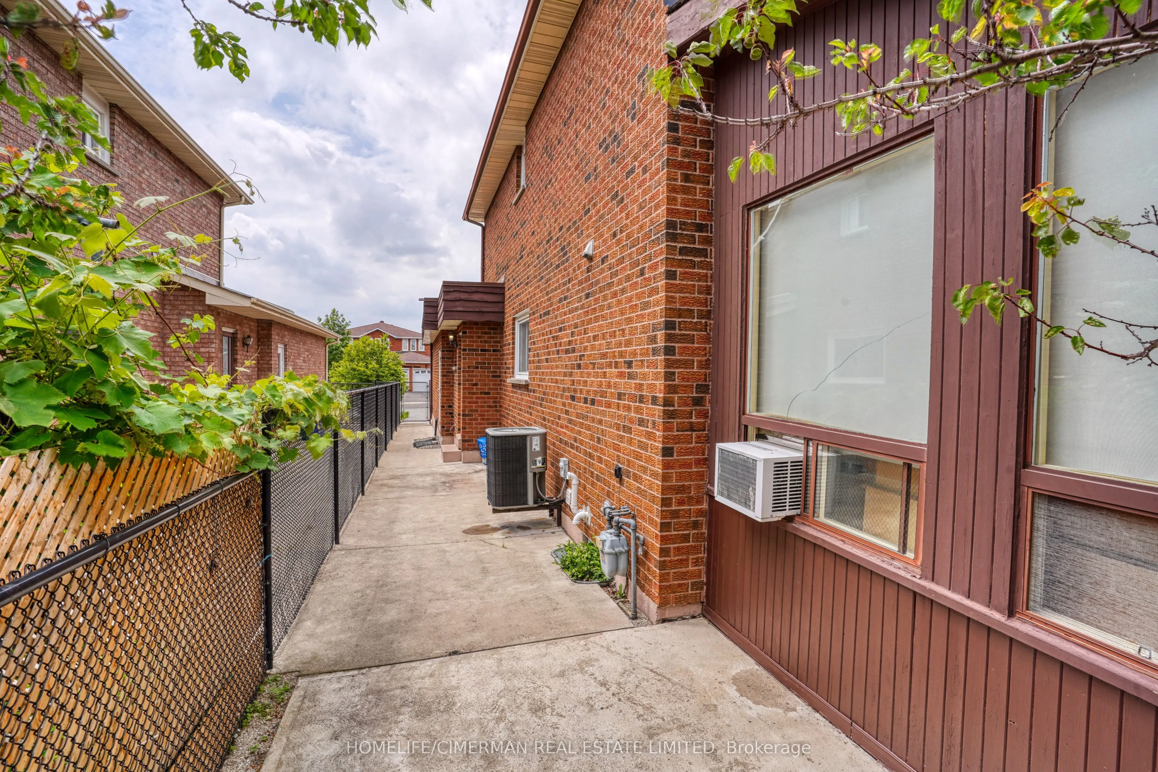 40 Queenston Crescent
