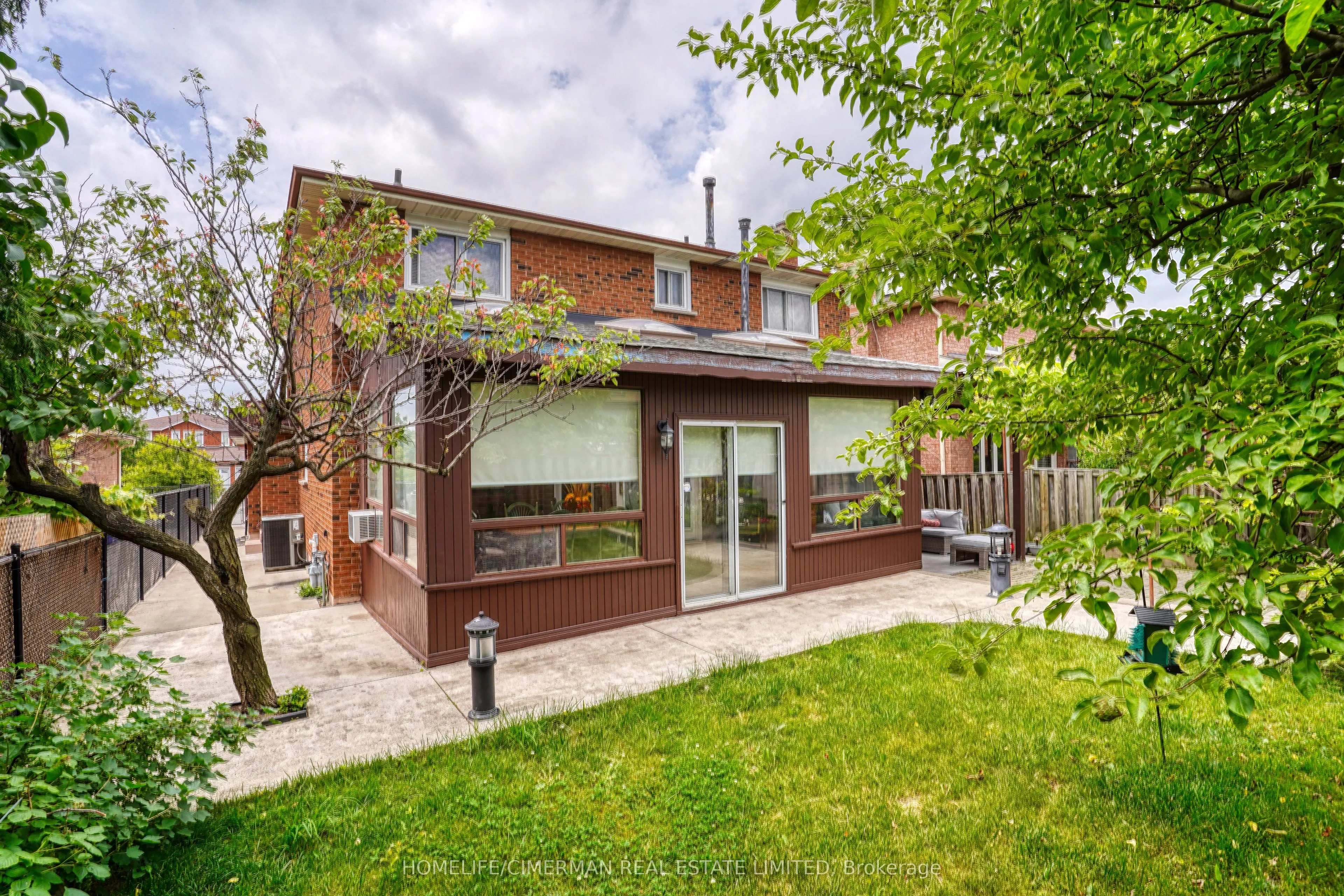 40 Queenston Crescent