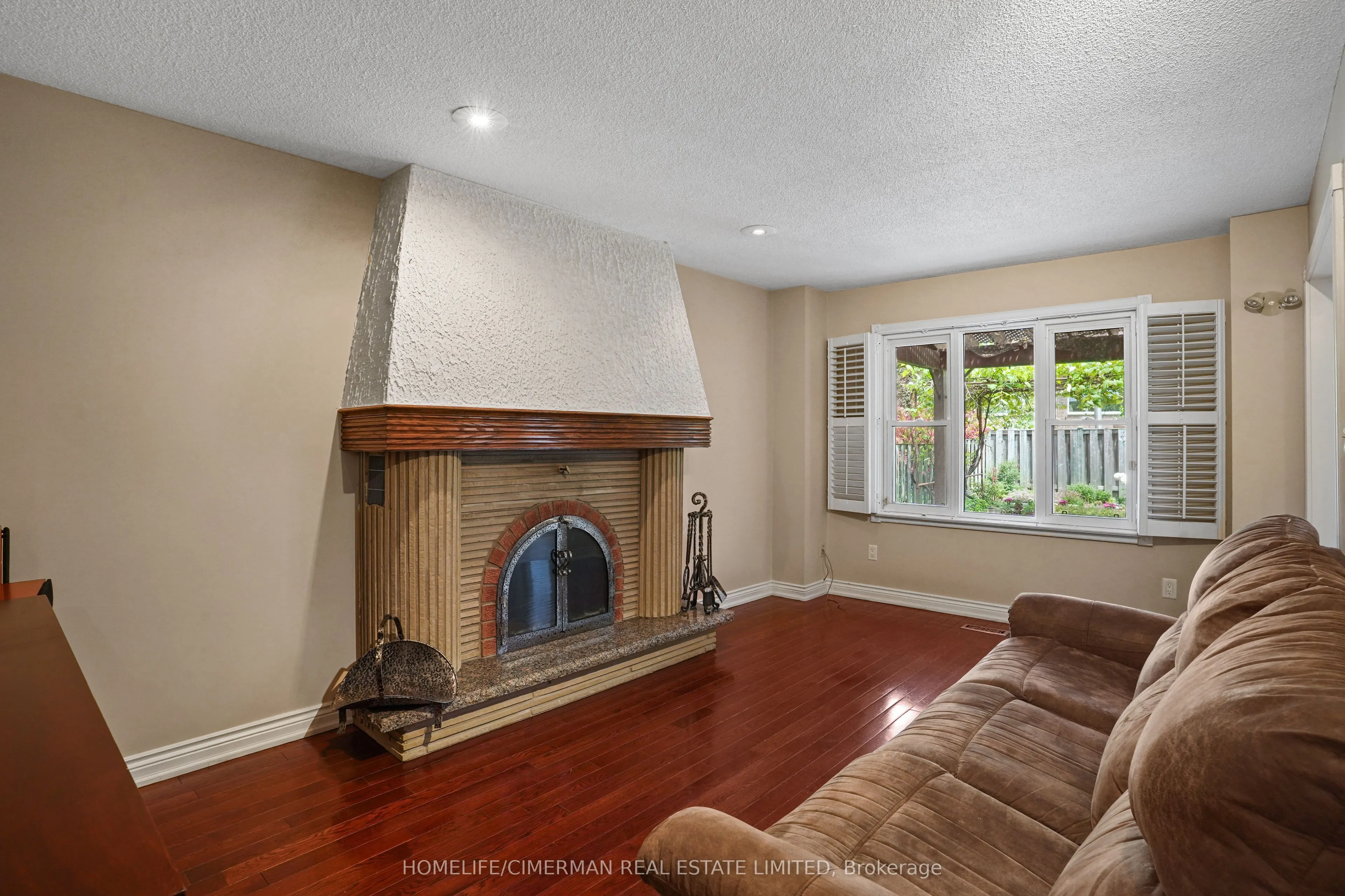 40 Queenston Crescent