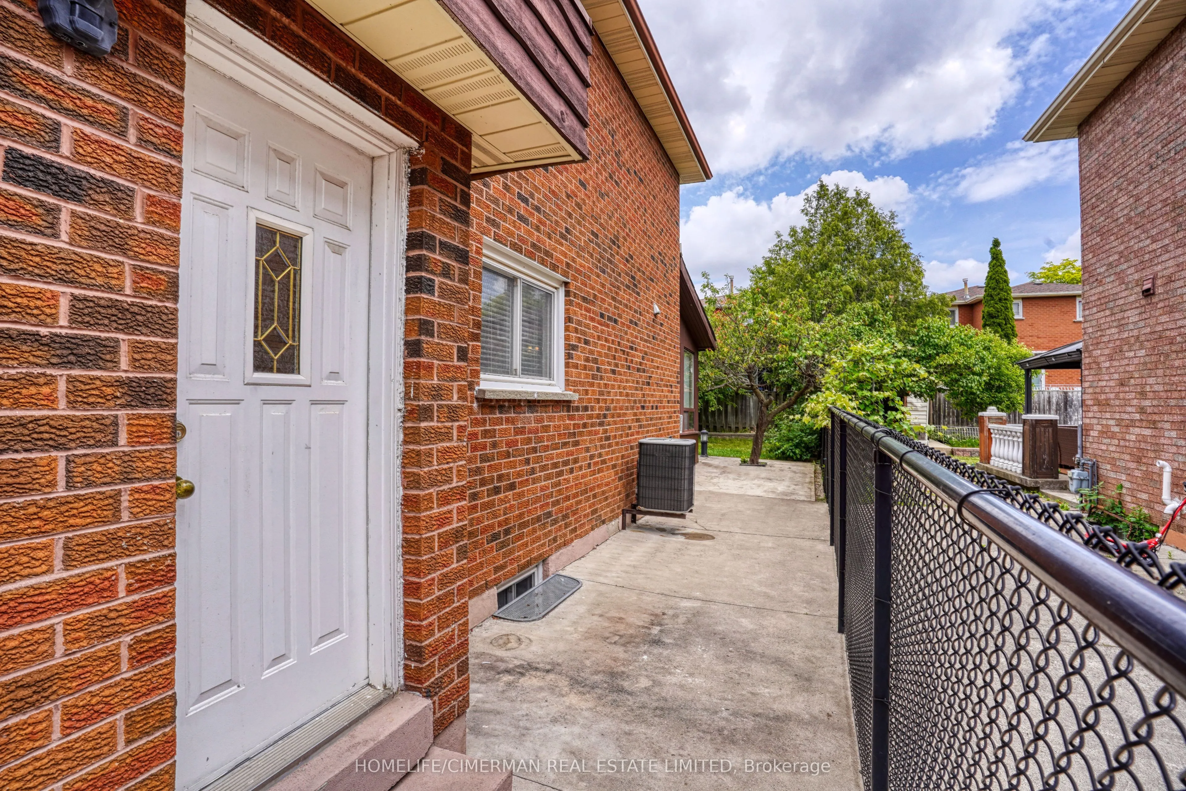 40 Queenston Crescent