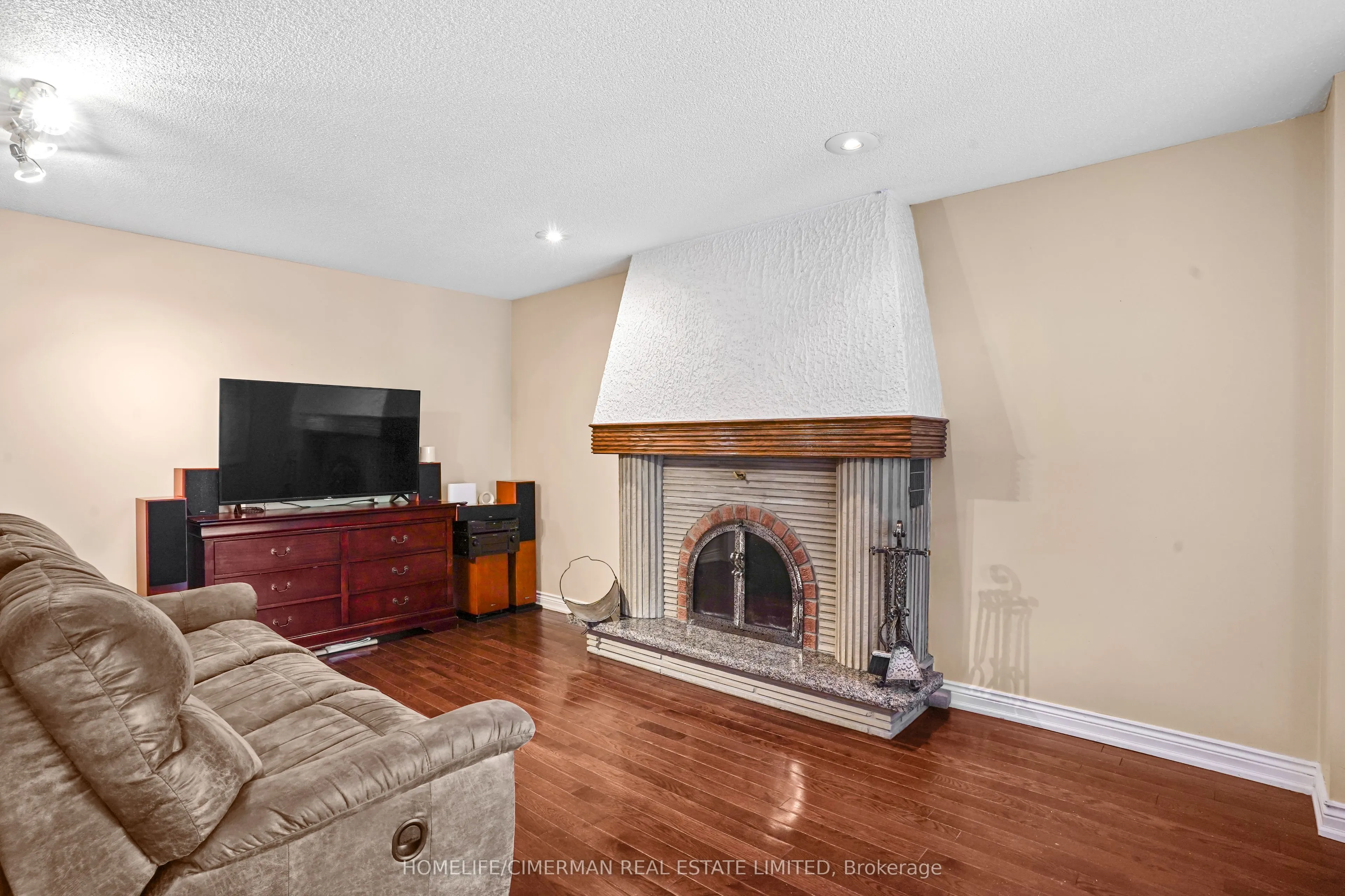 40 Queenston Crescent