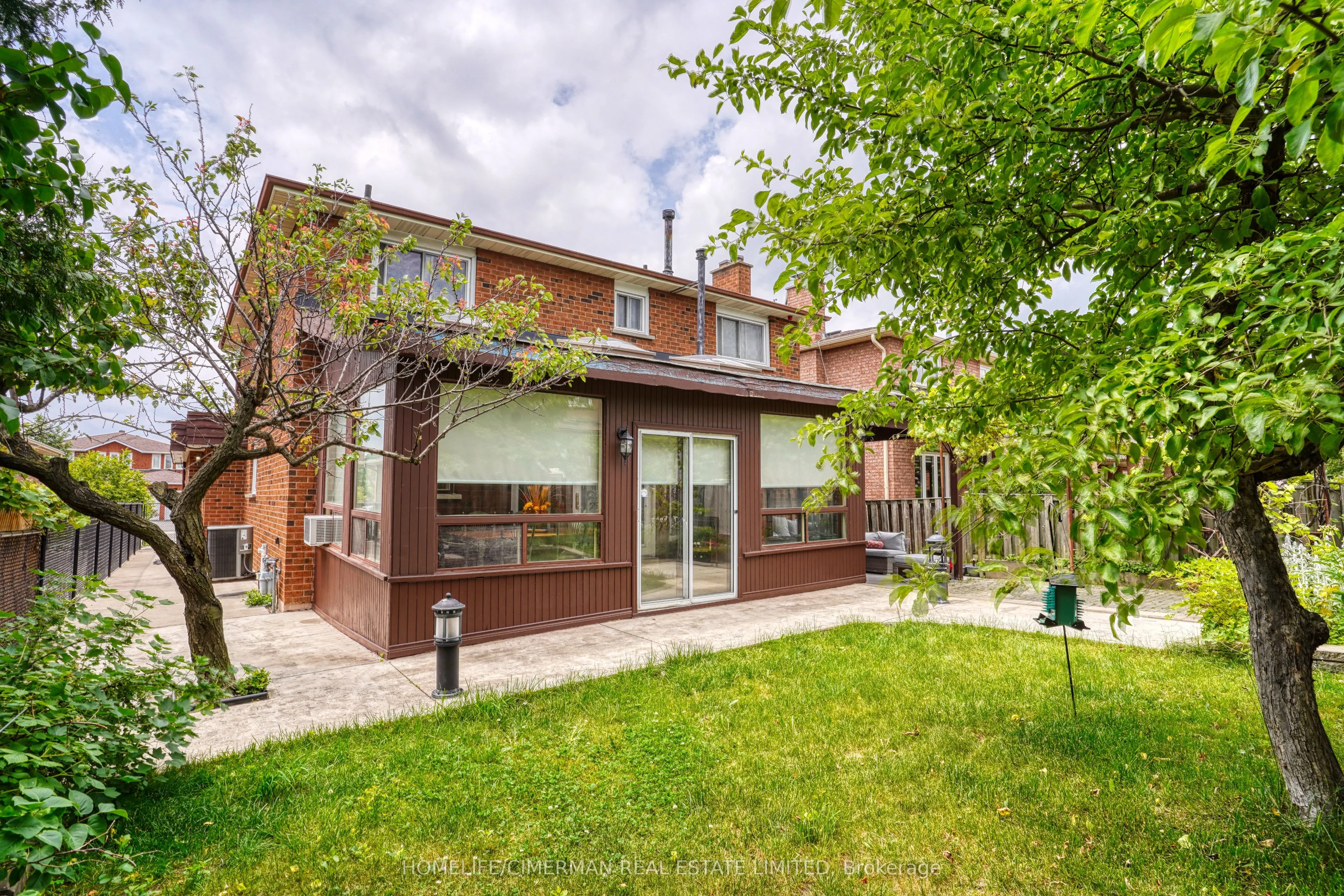 40 Queenston Crescent