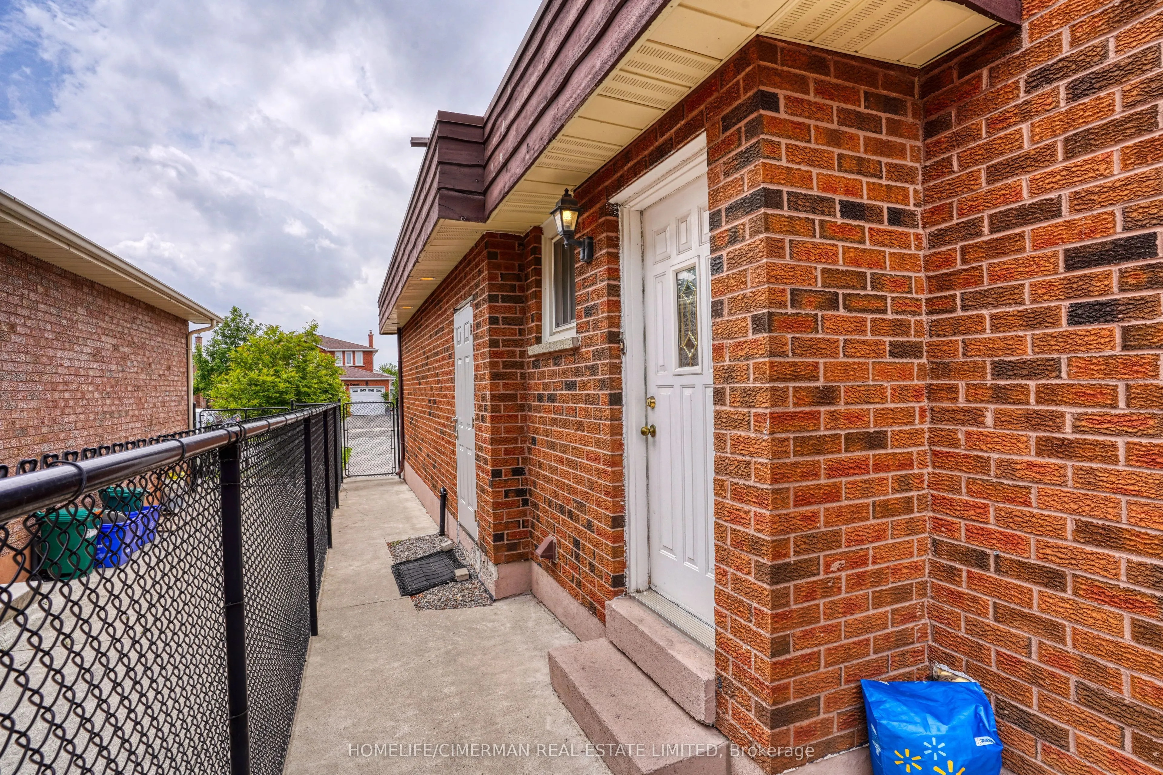 40 Queenston Crescent