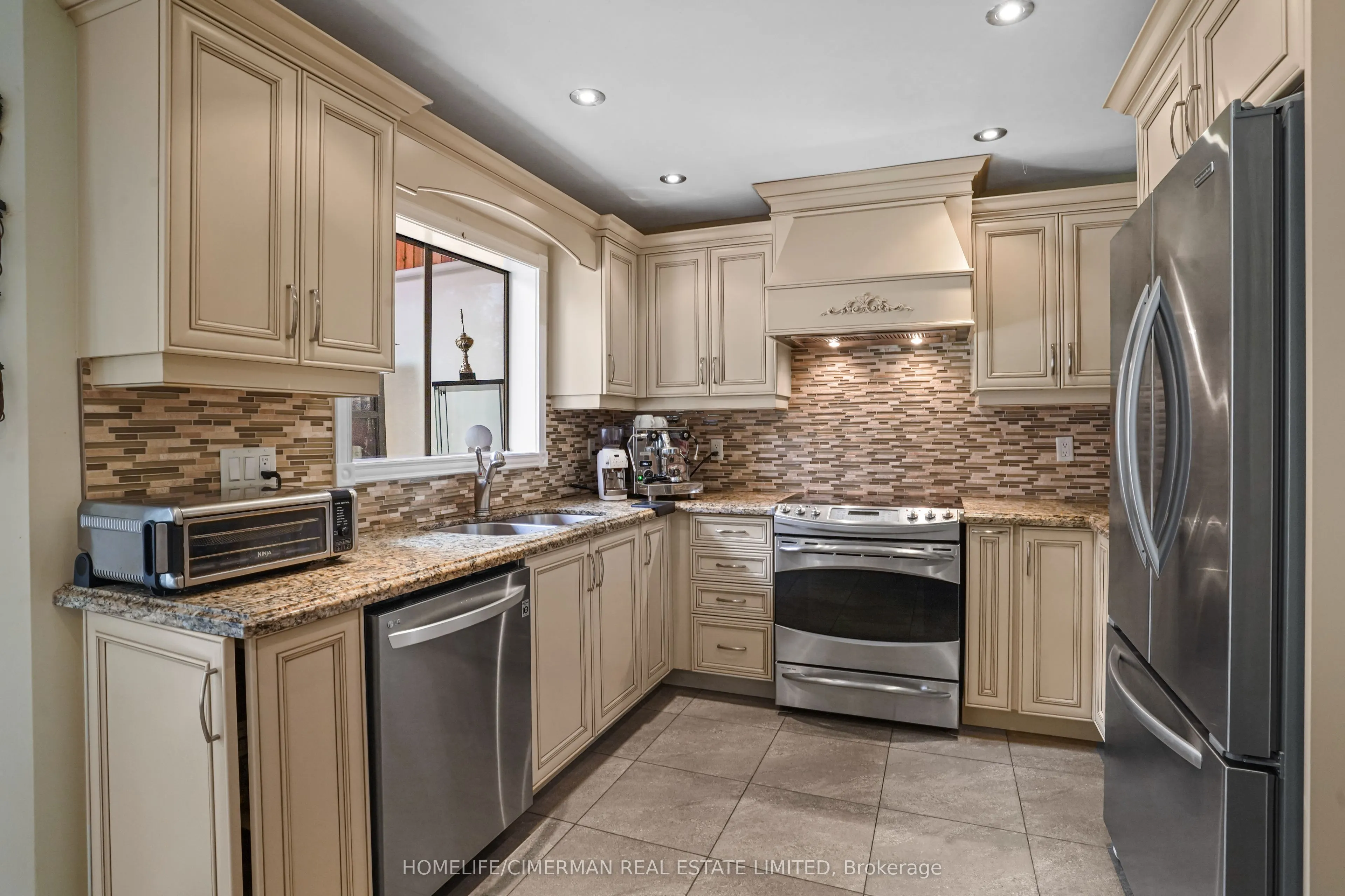 40 Queenston Crescent