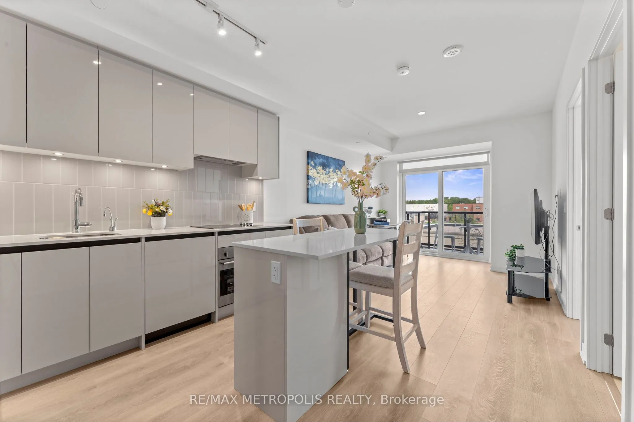 8 Beverley Glen Boulevard, #303