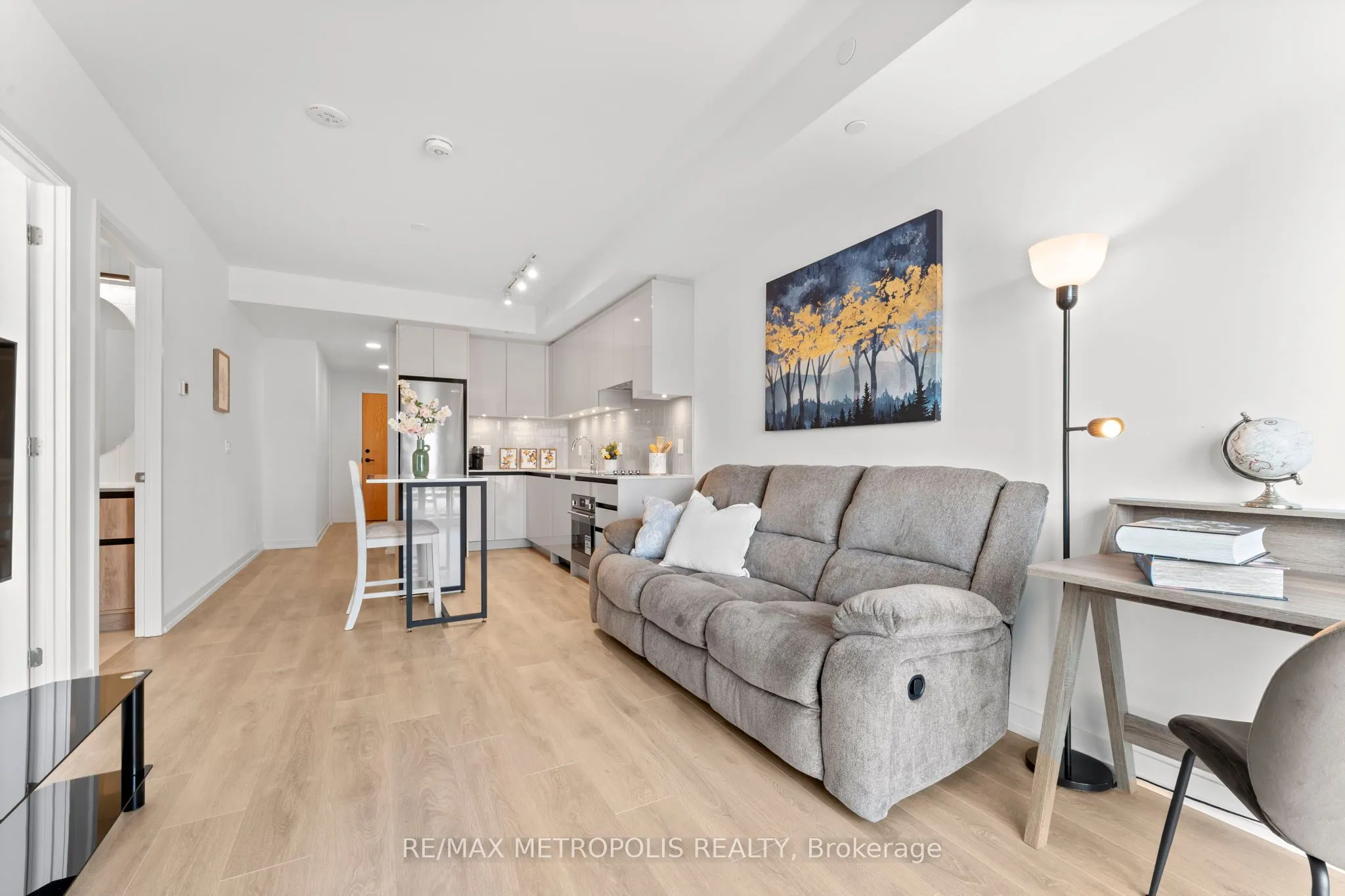 8 Beverley Glen Boulevard, #303