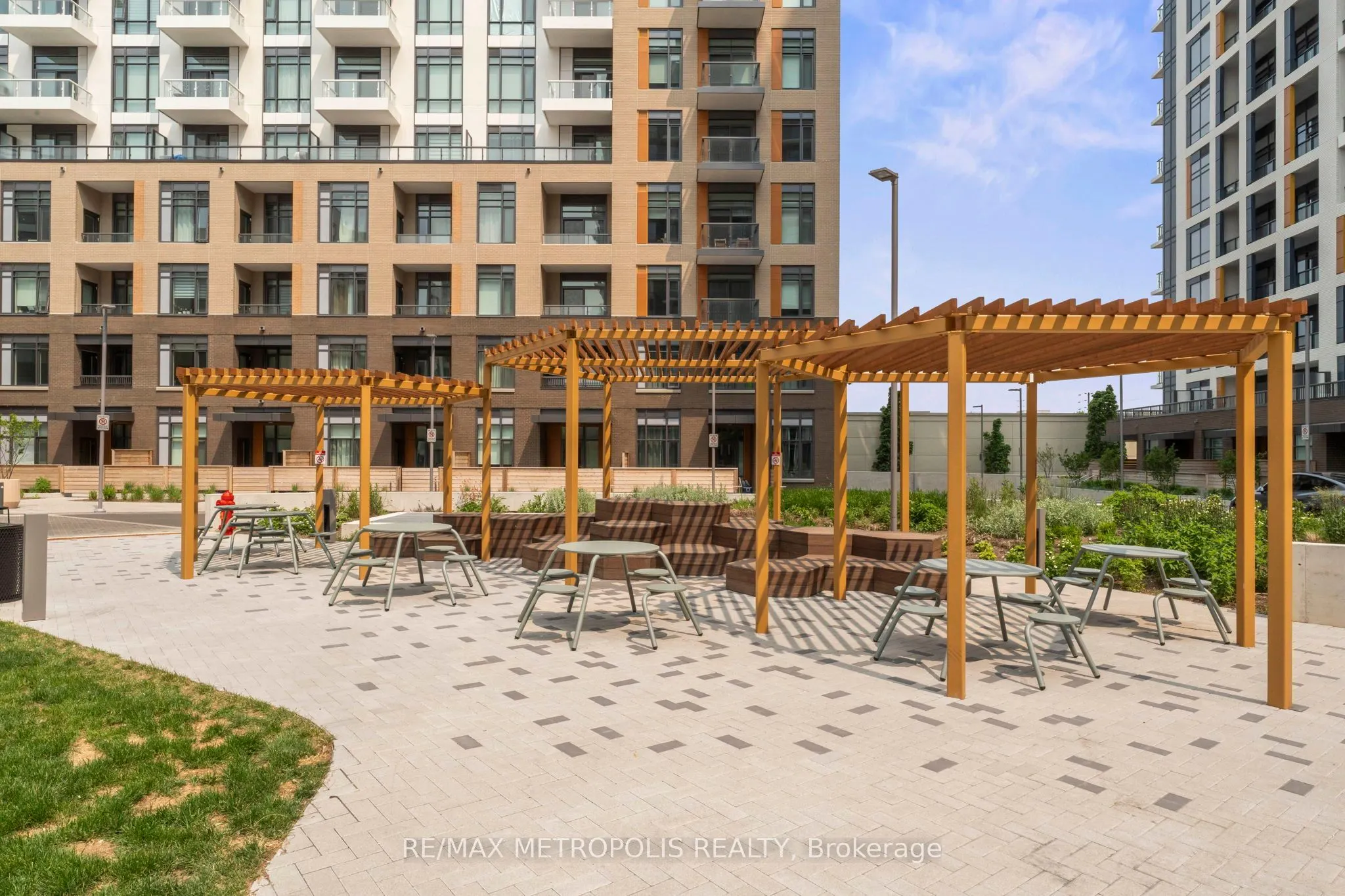 8 Beverley Glen Boulevard, #303