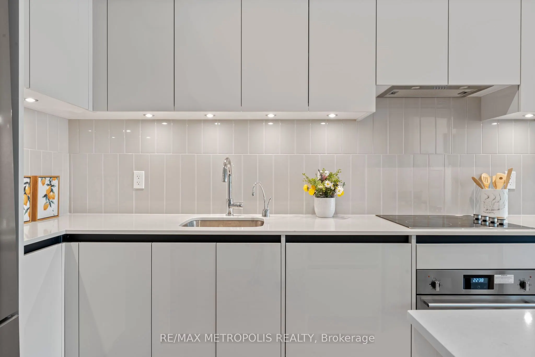 8 Beverley Glen Boulevard, #303