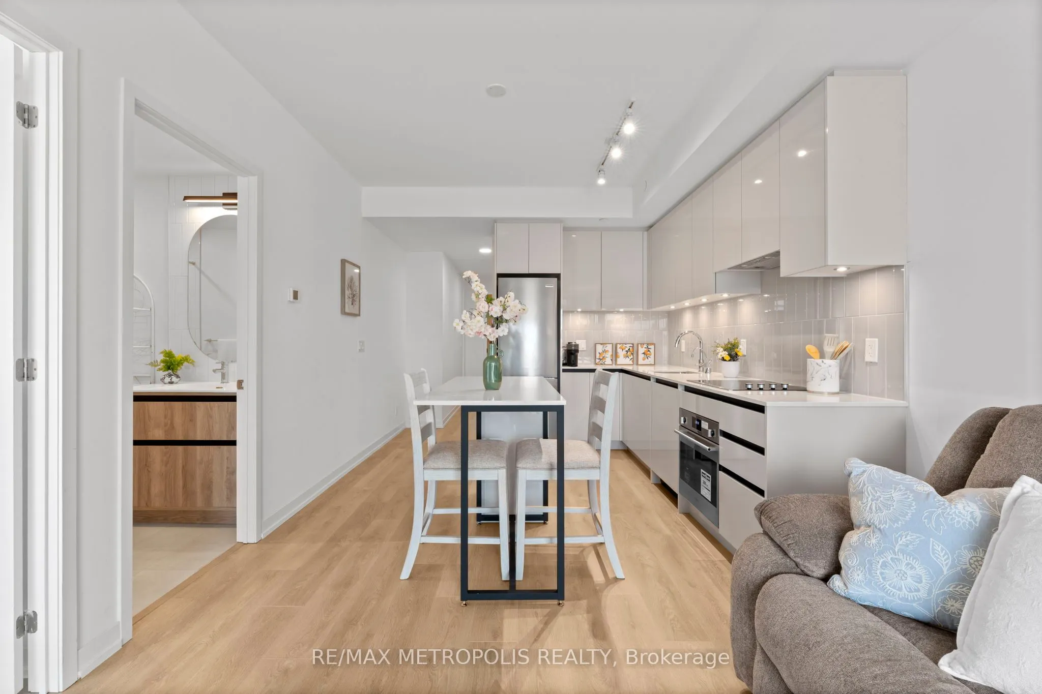 8 Beverley Glen Boulevard, #303