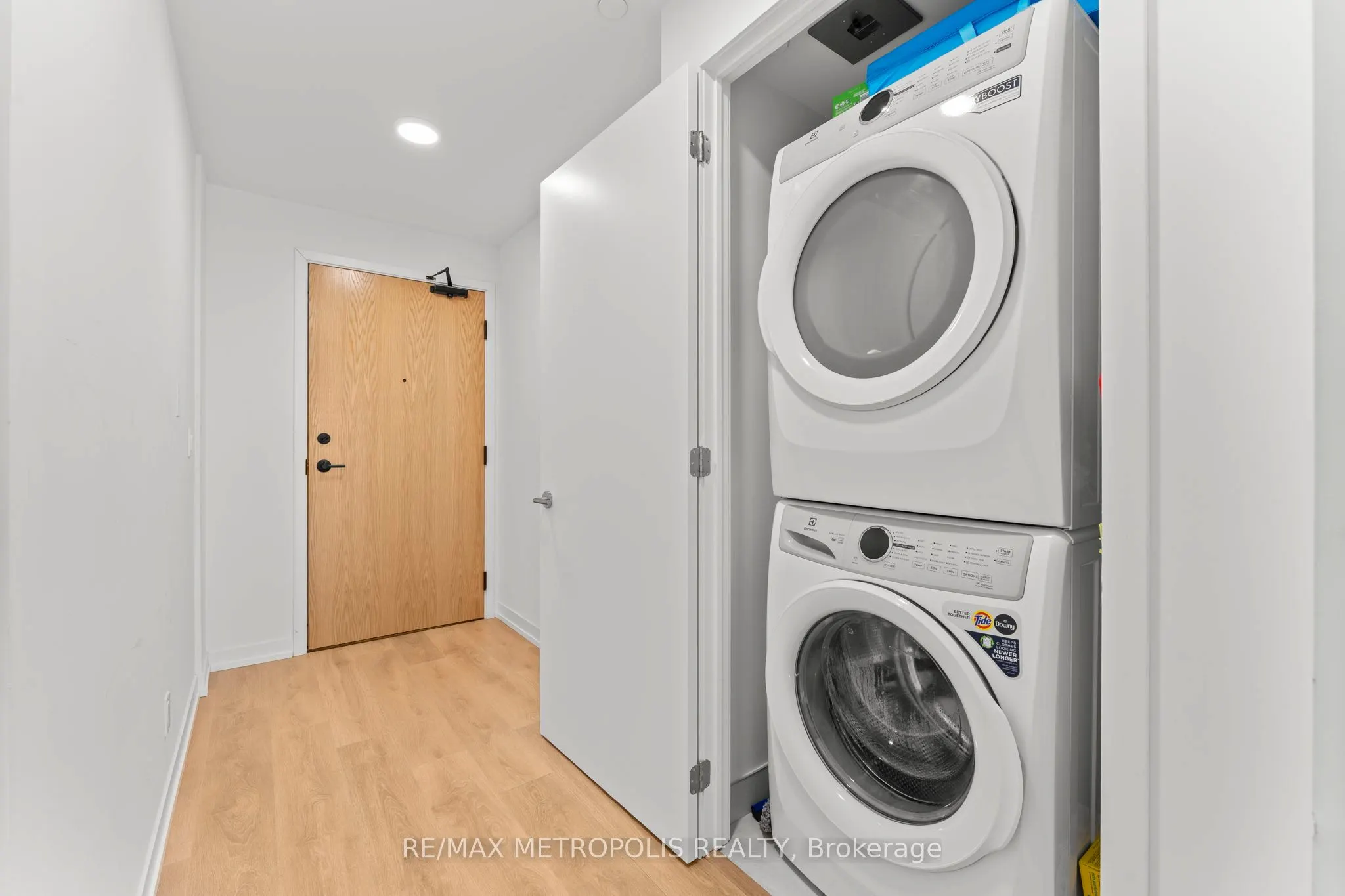 8 Beverley Glen Boulevard, #303