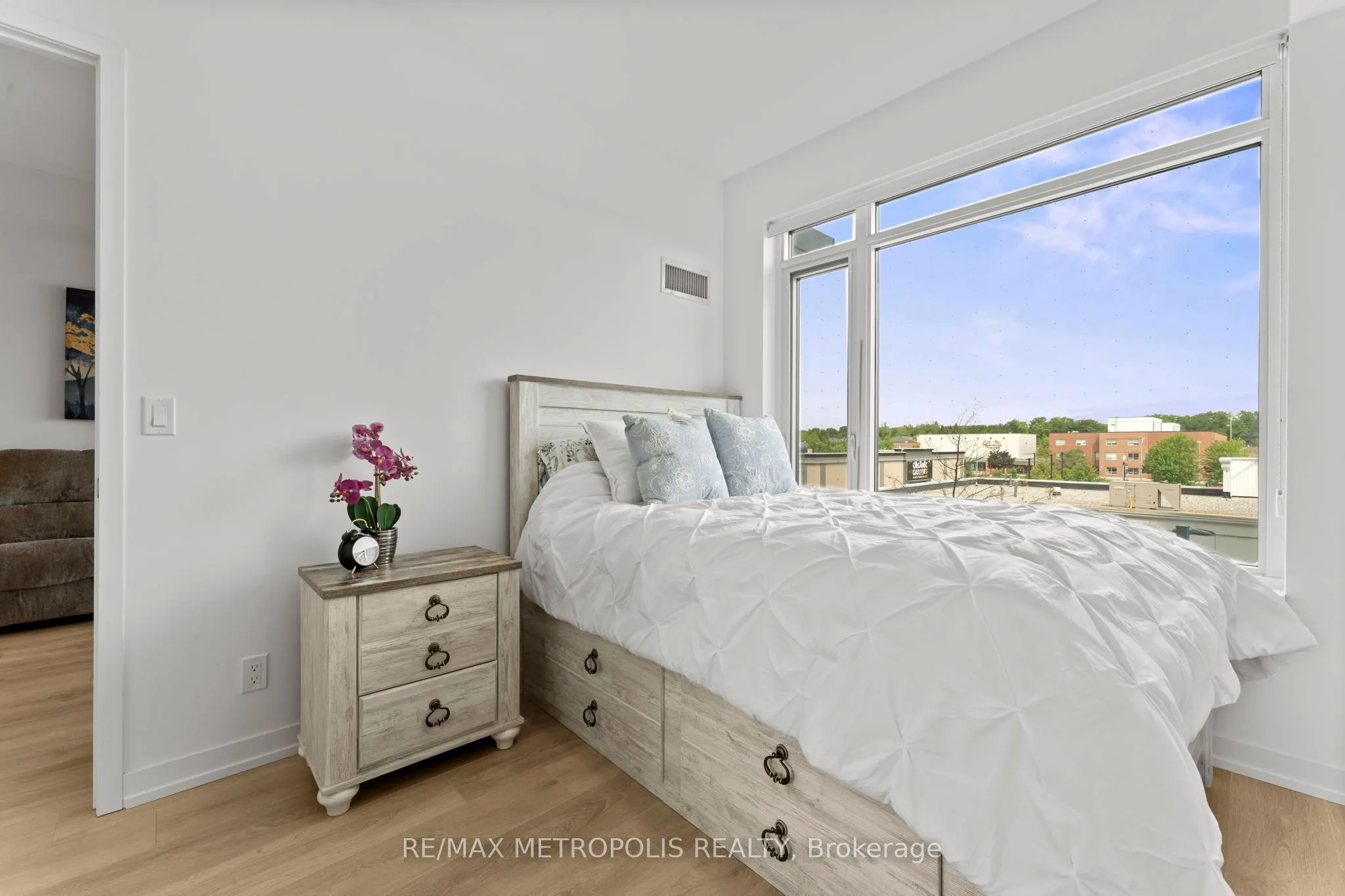 8 Beverley Glen Boulevard, #303