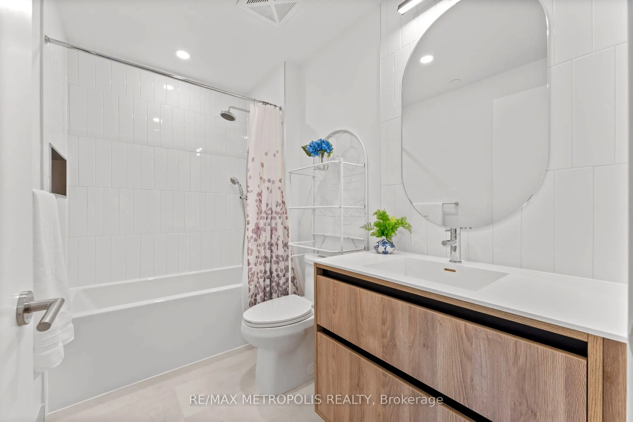 8 Beverley Glen Boulevard, #303