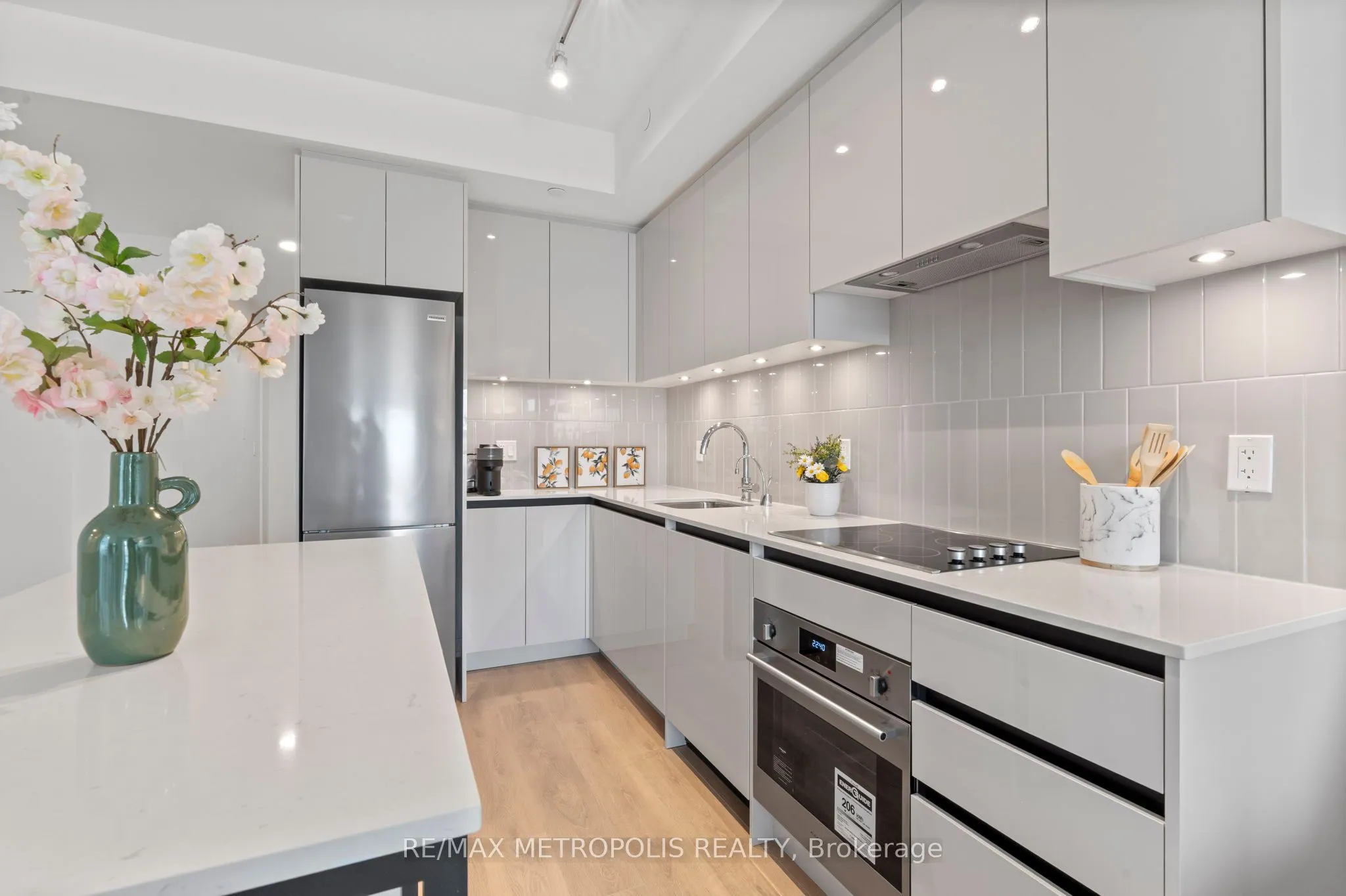 8 Beverley Glen Boulevard, #303