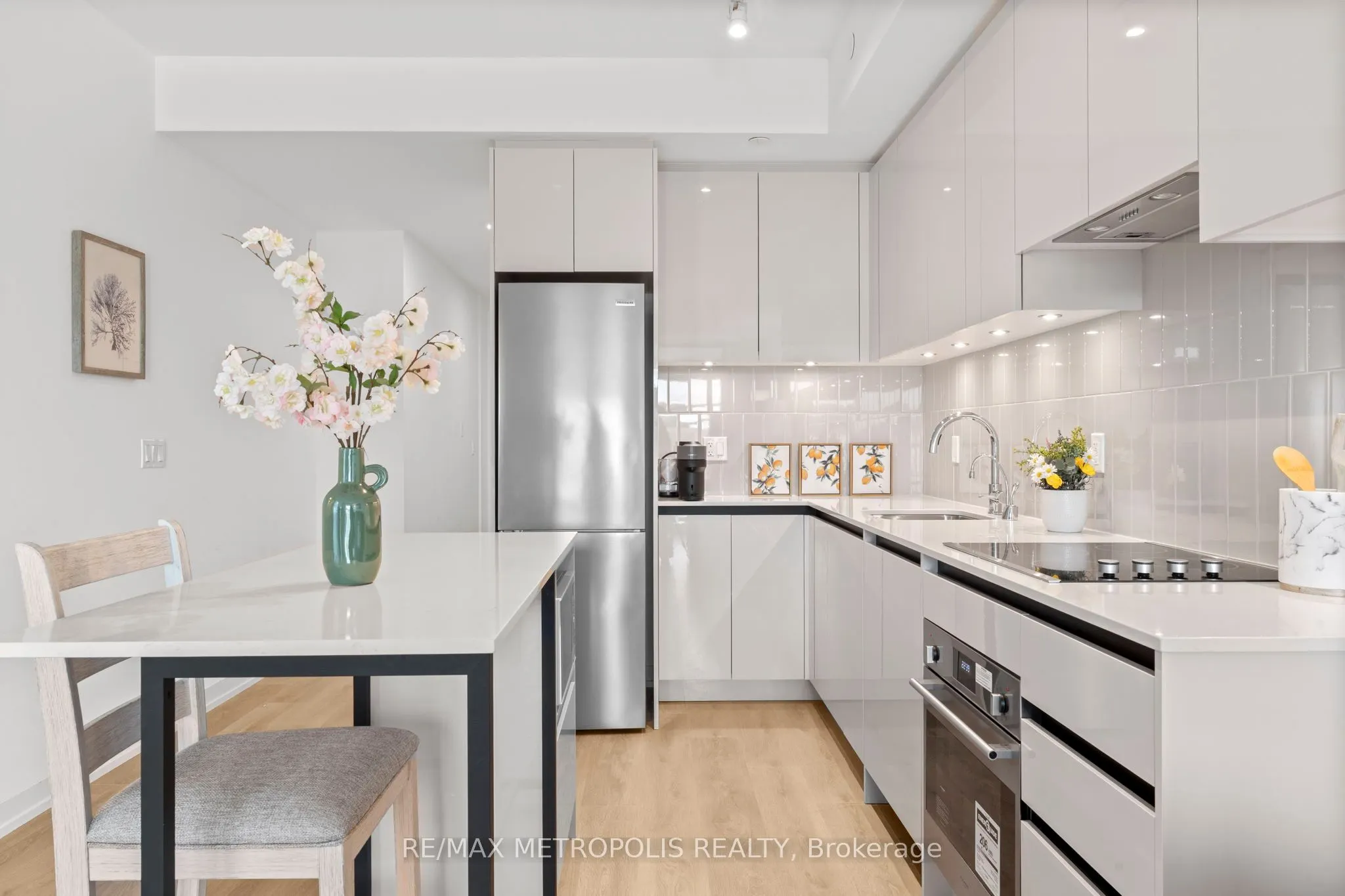 8 Beverley Glen Boulevard, #303