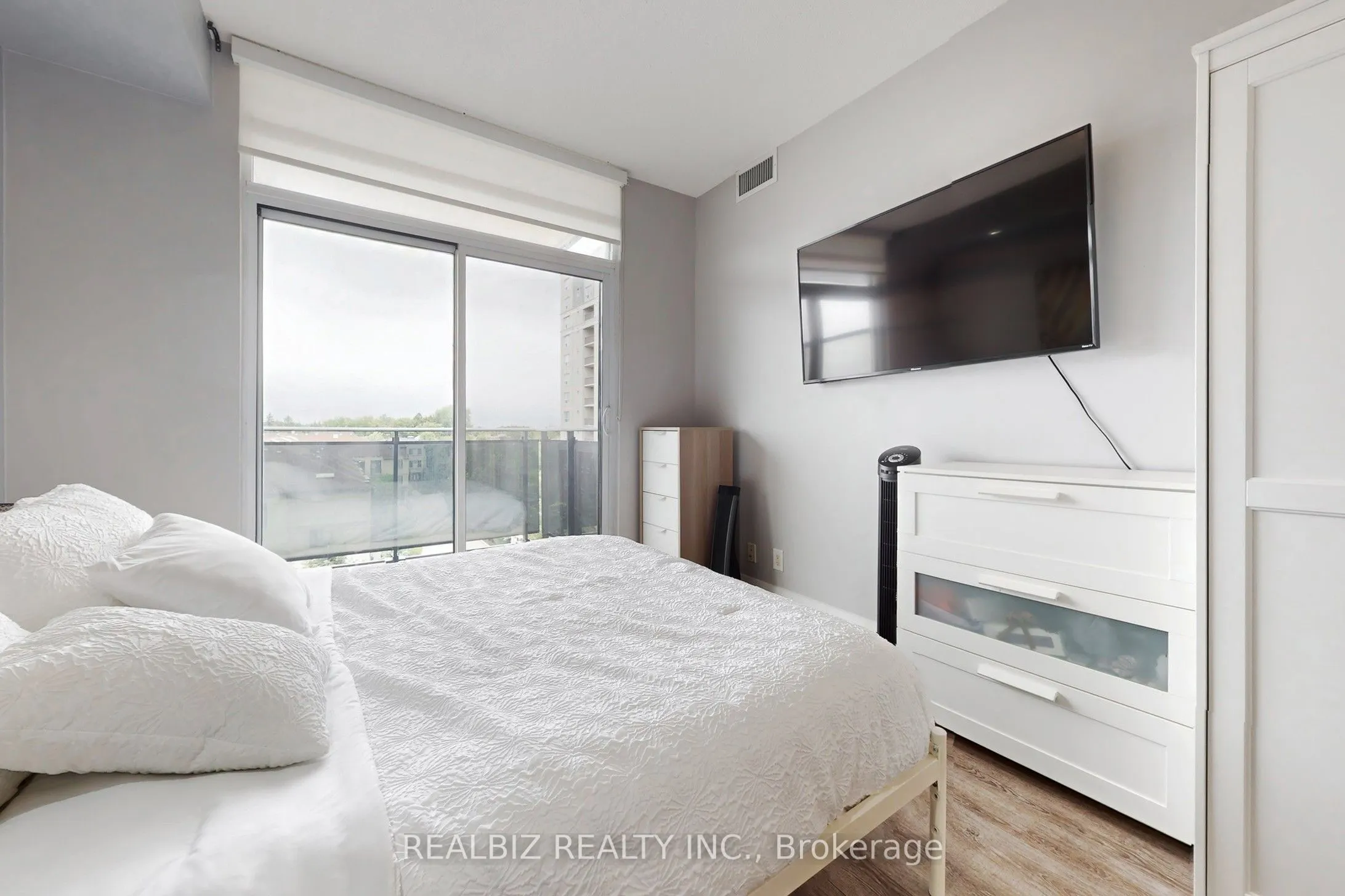 520 Steeles Avenue, #604