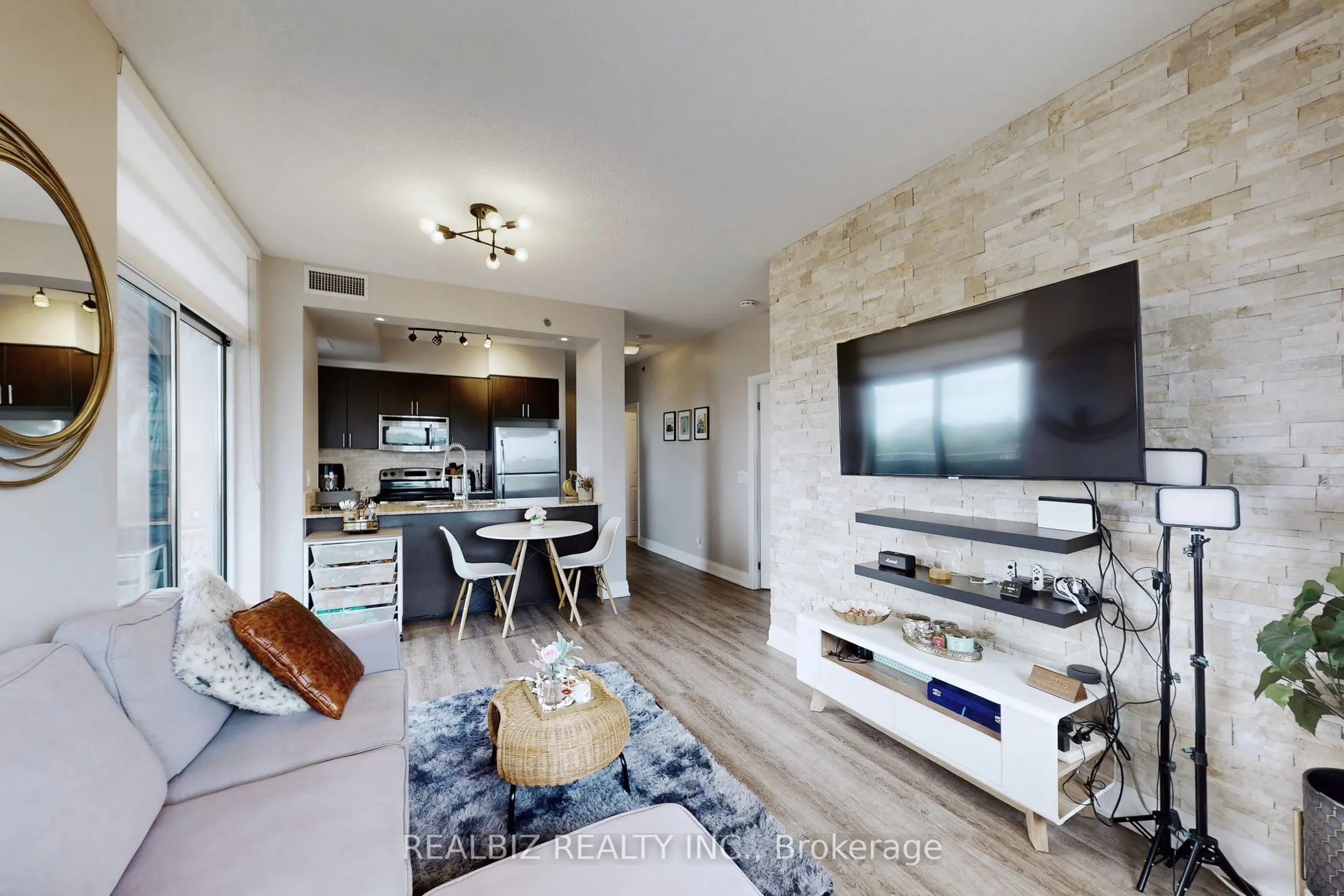 520 Steeles Avenue, #604