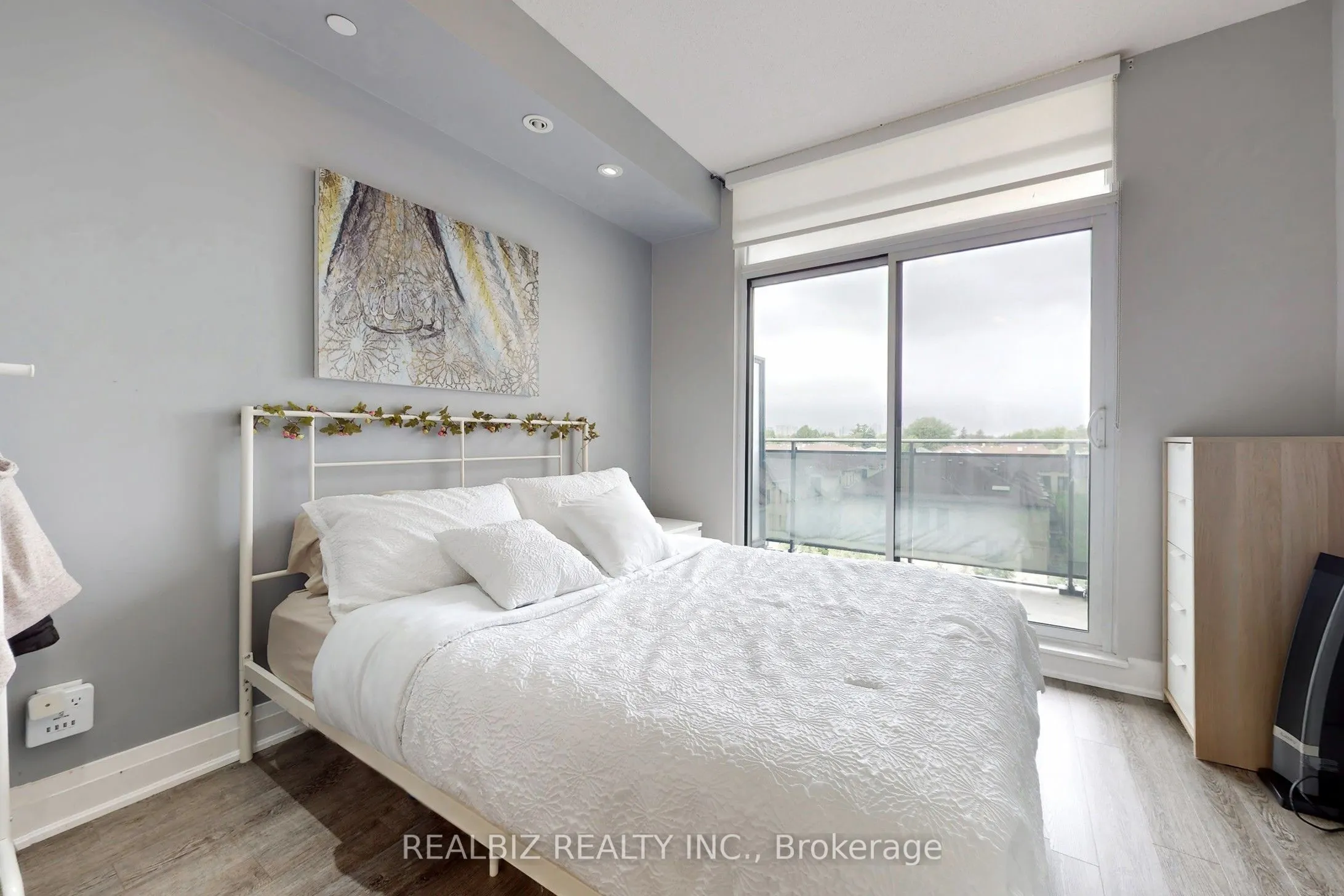 520 Steeles Avenue, #604