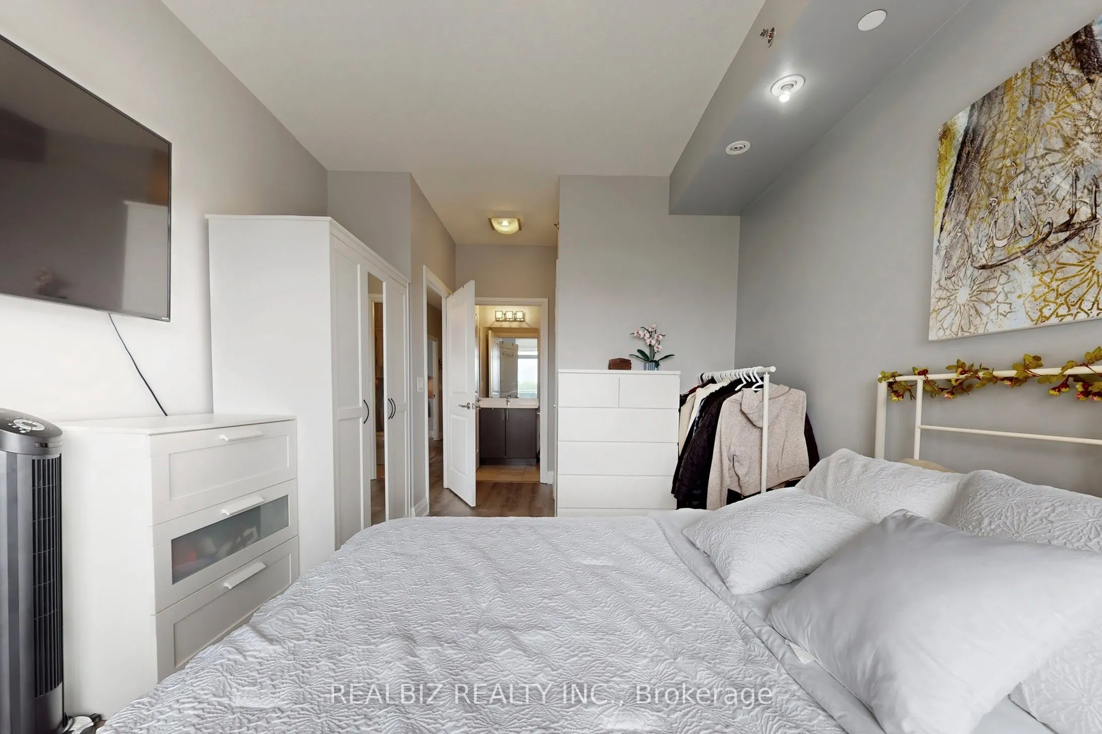 520 Steeles Avenue, #604