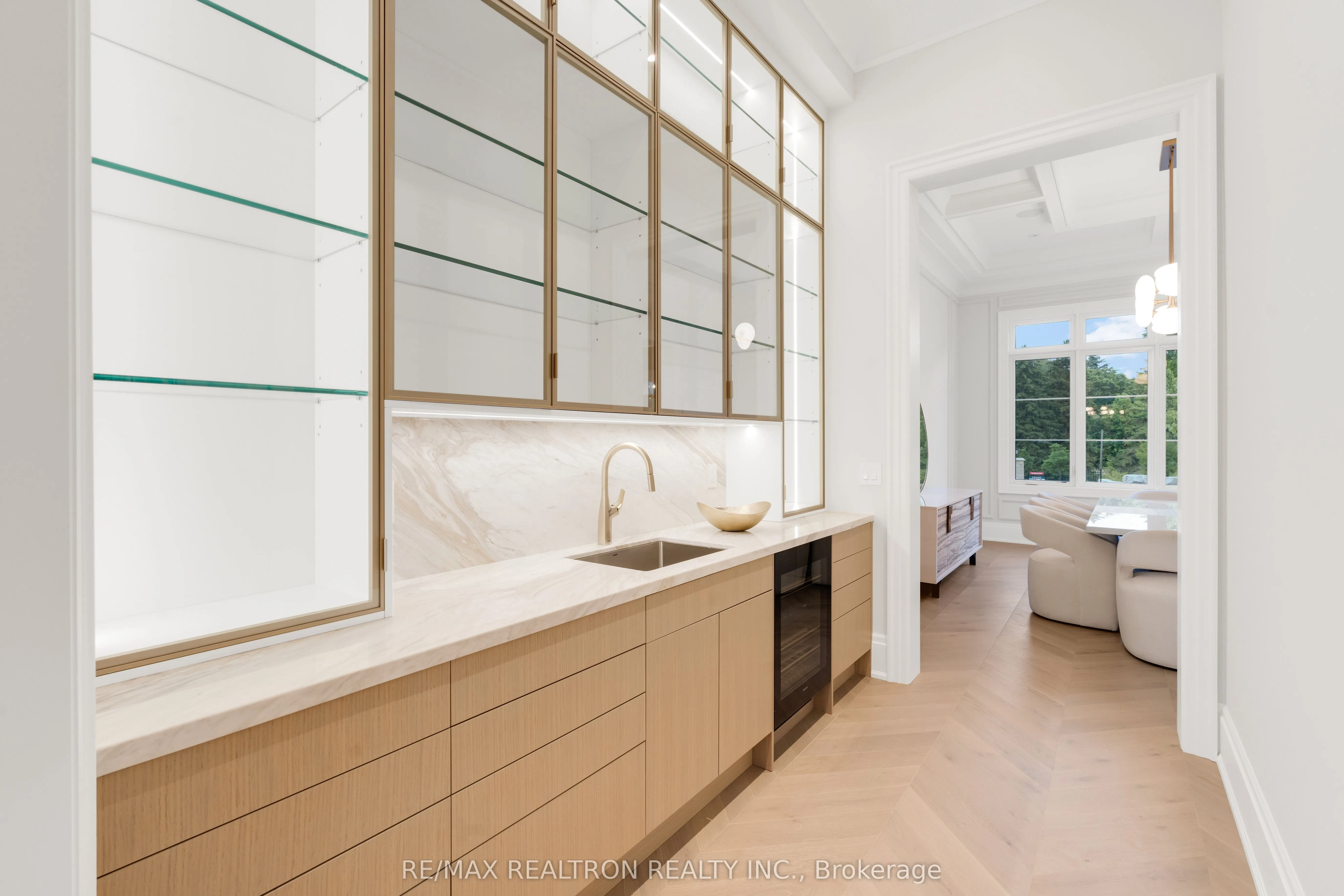 196 Kennedy Street W
