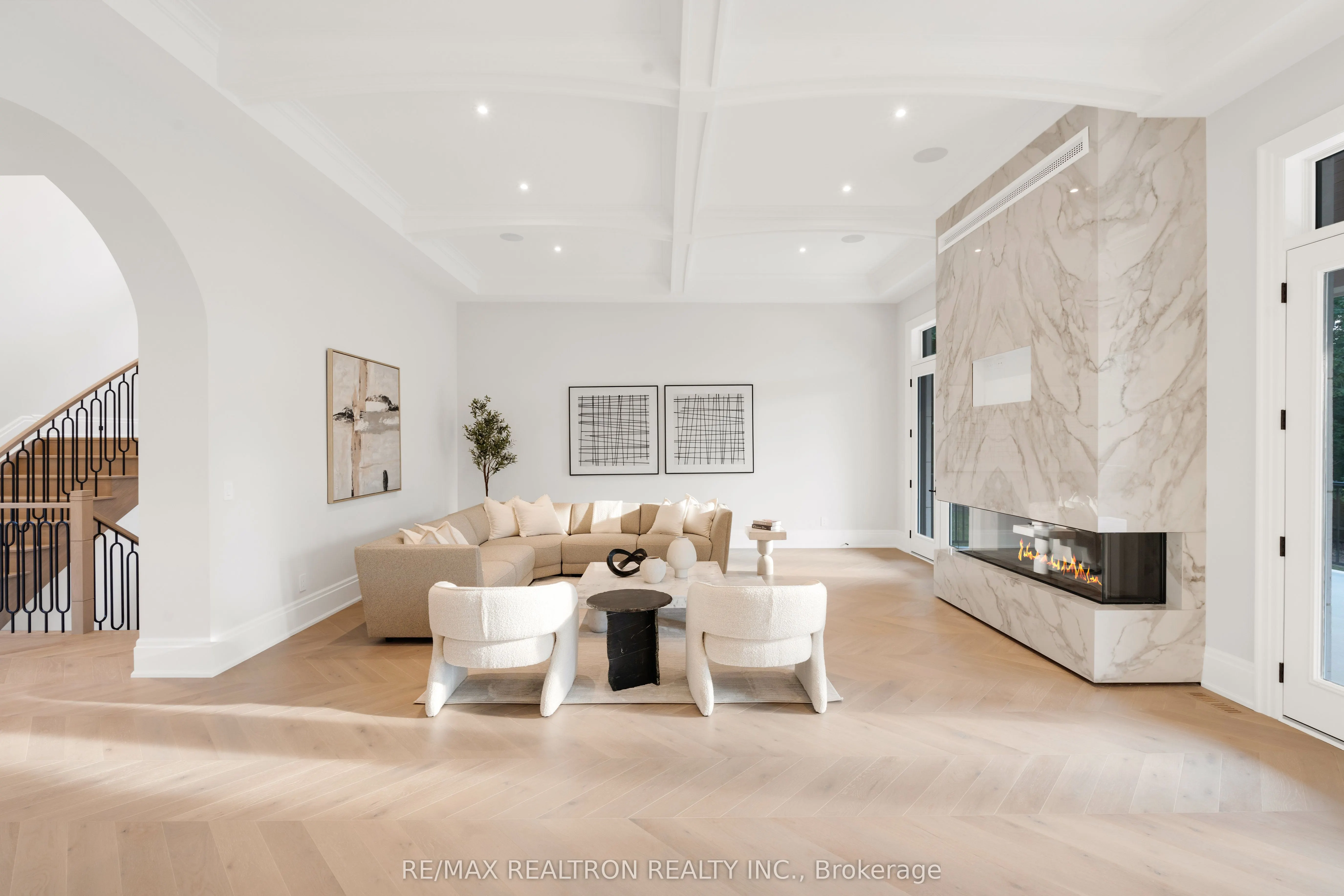 196 Kennedy Street W