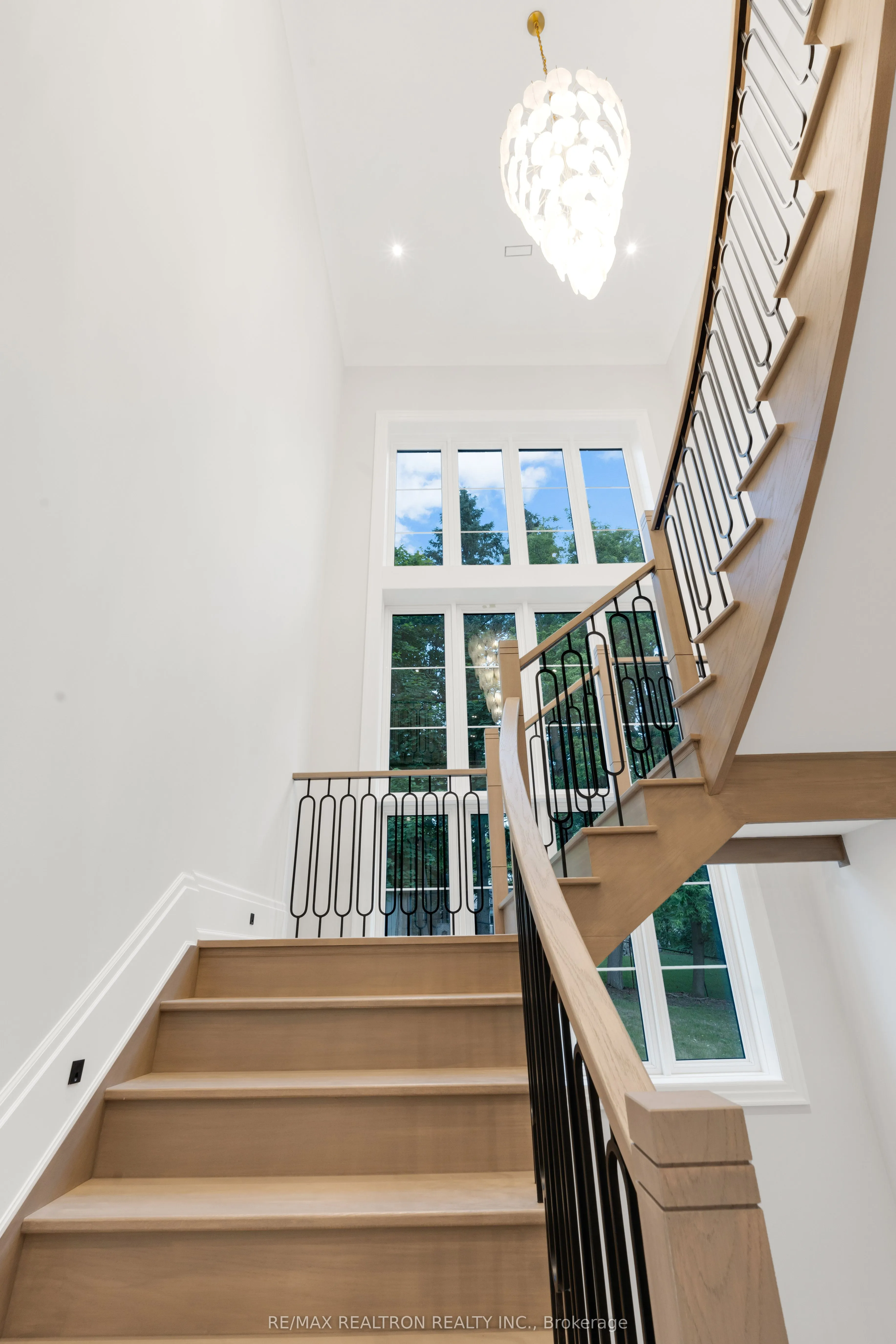 196 Kennedy Street W