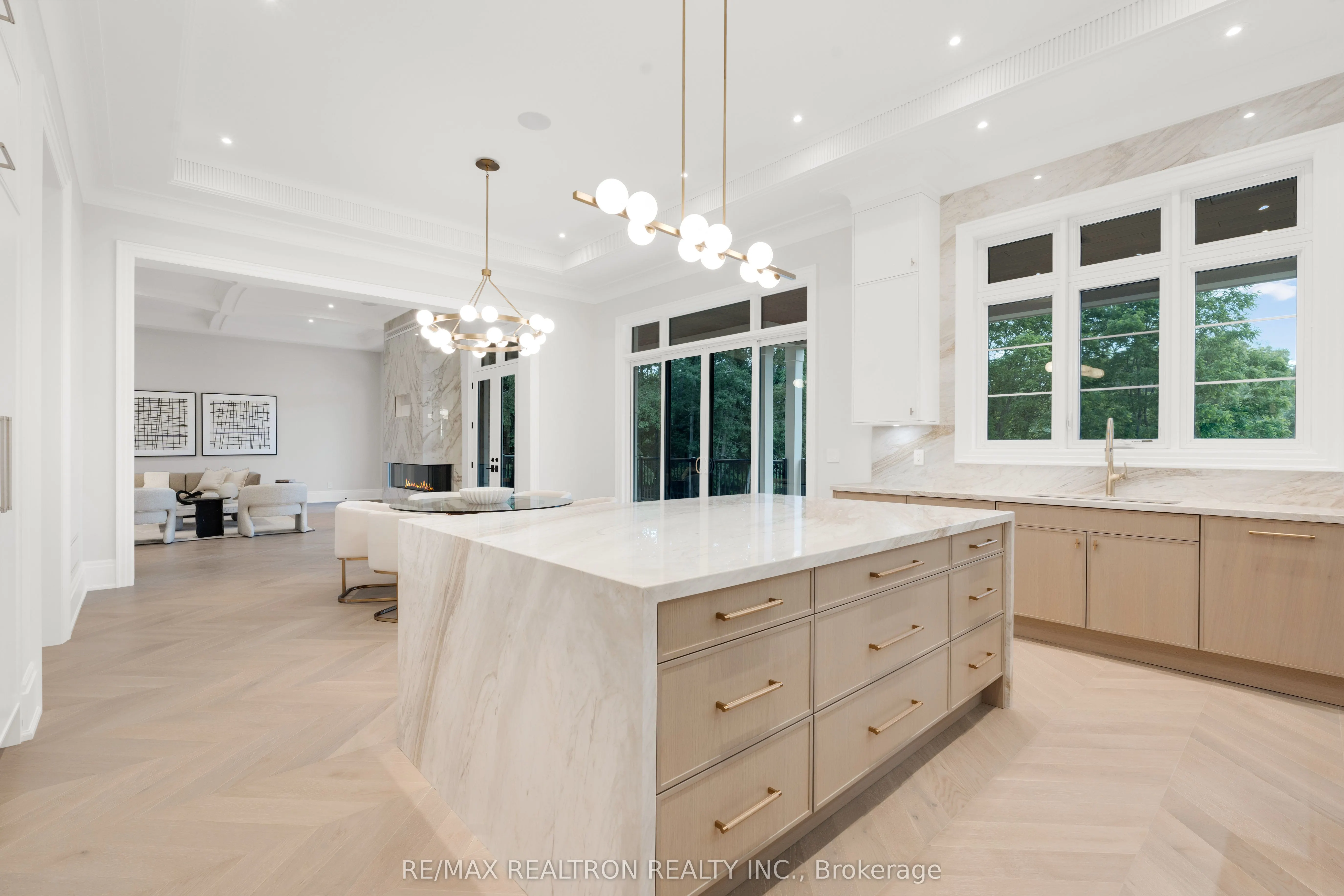 196 Kennedy Street W