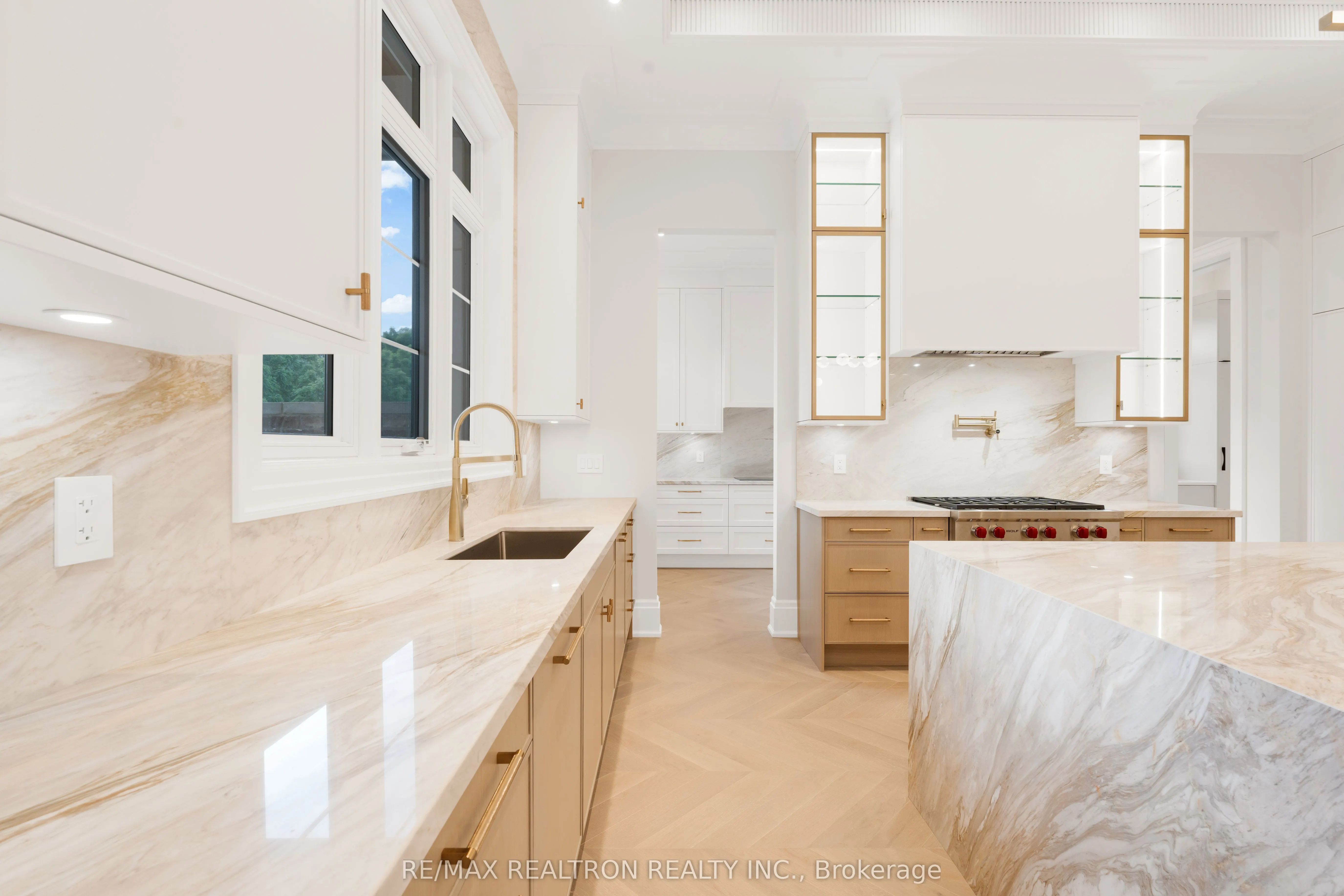 196 Kennedy Street W