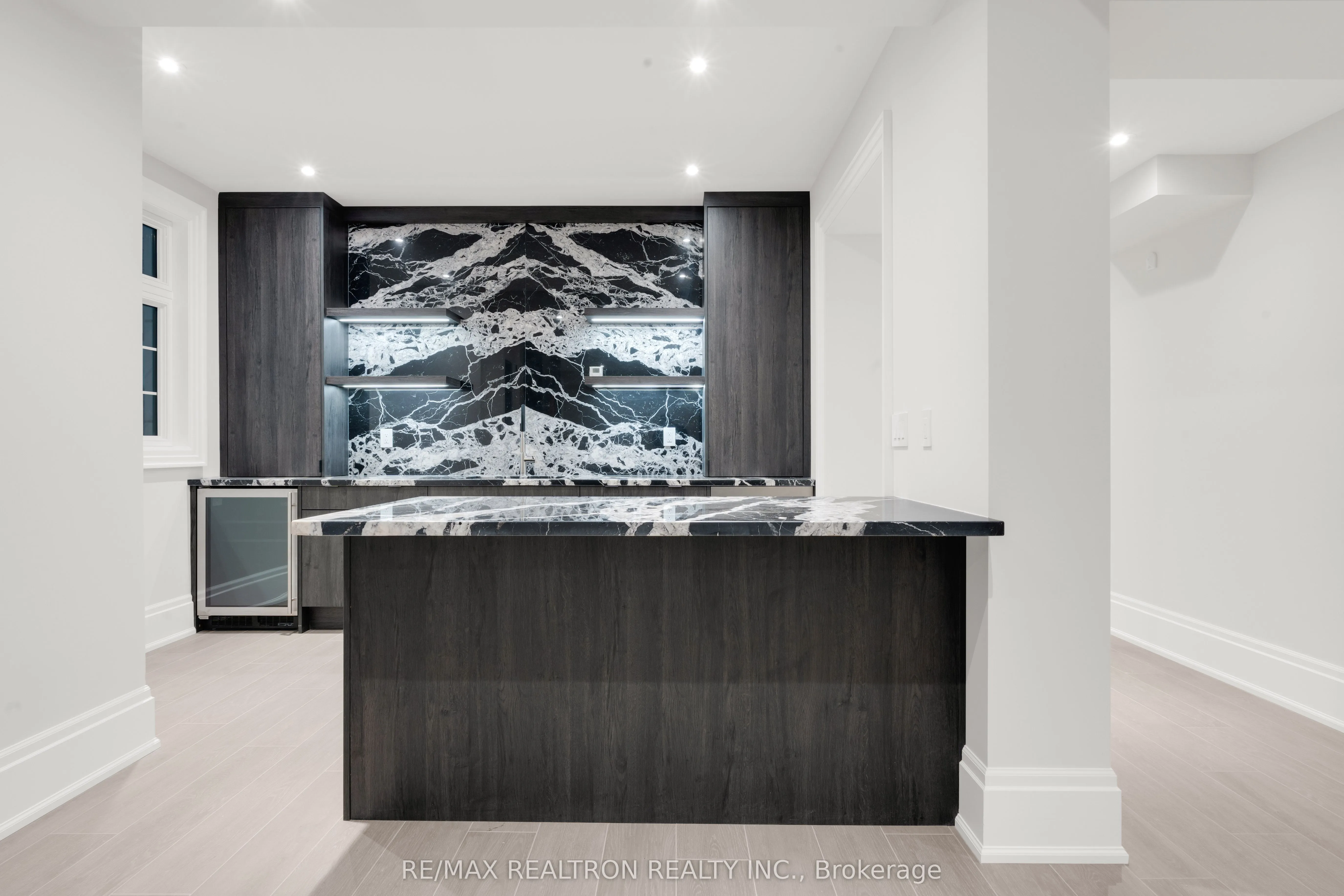 196 Kennedy Street W