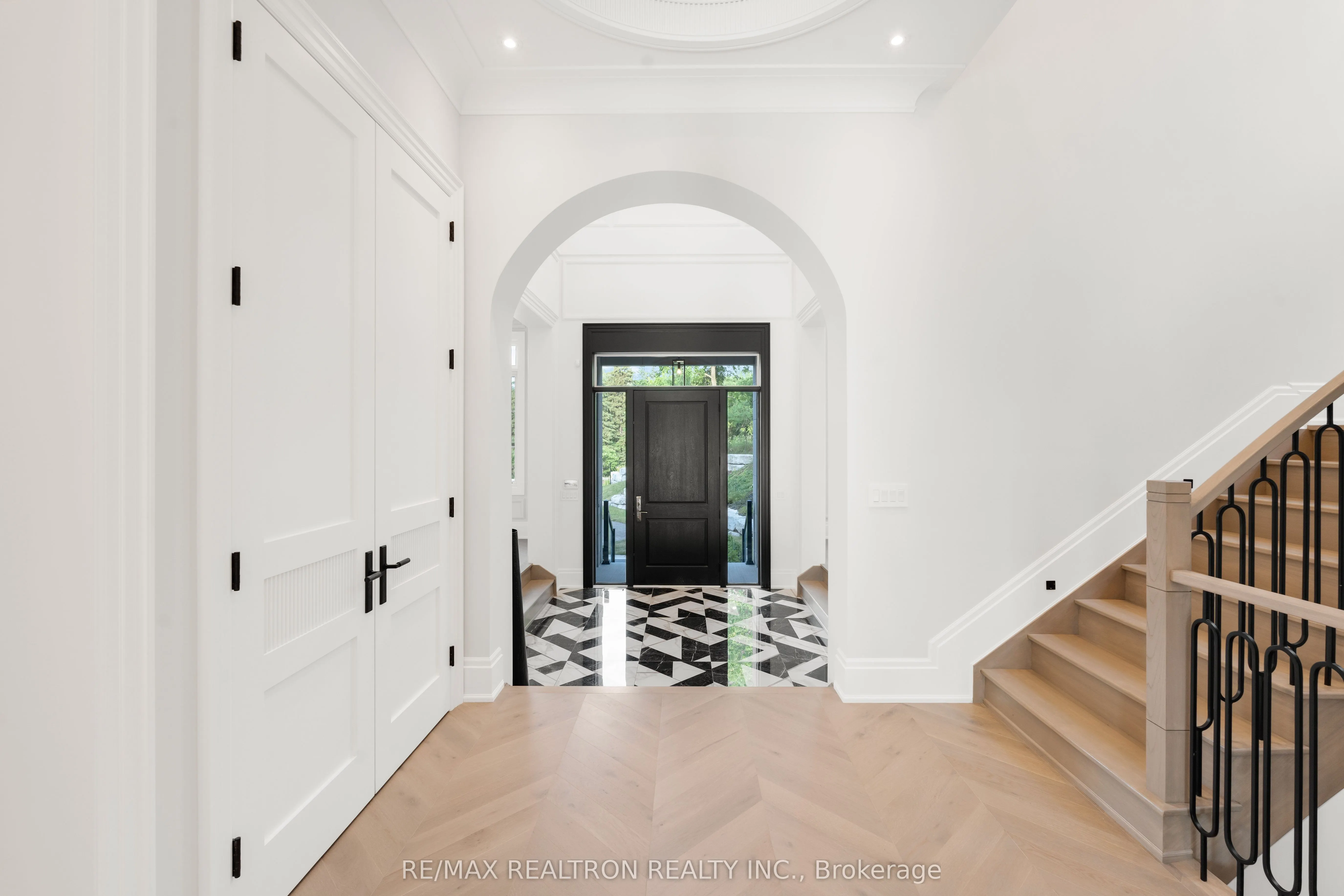 196 Kennedy Street W