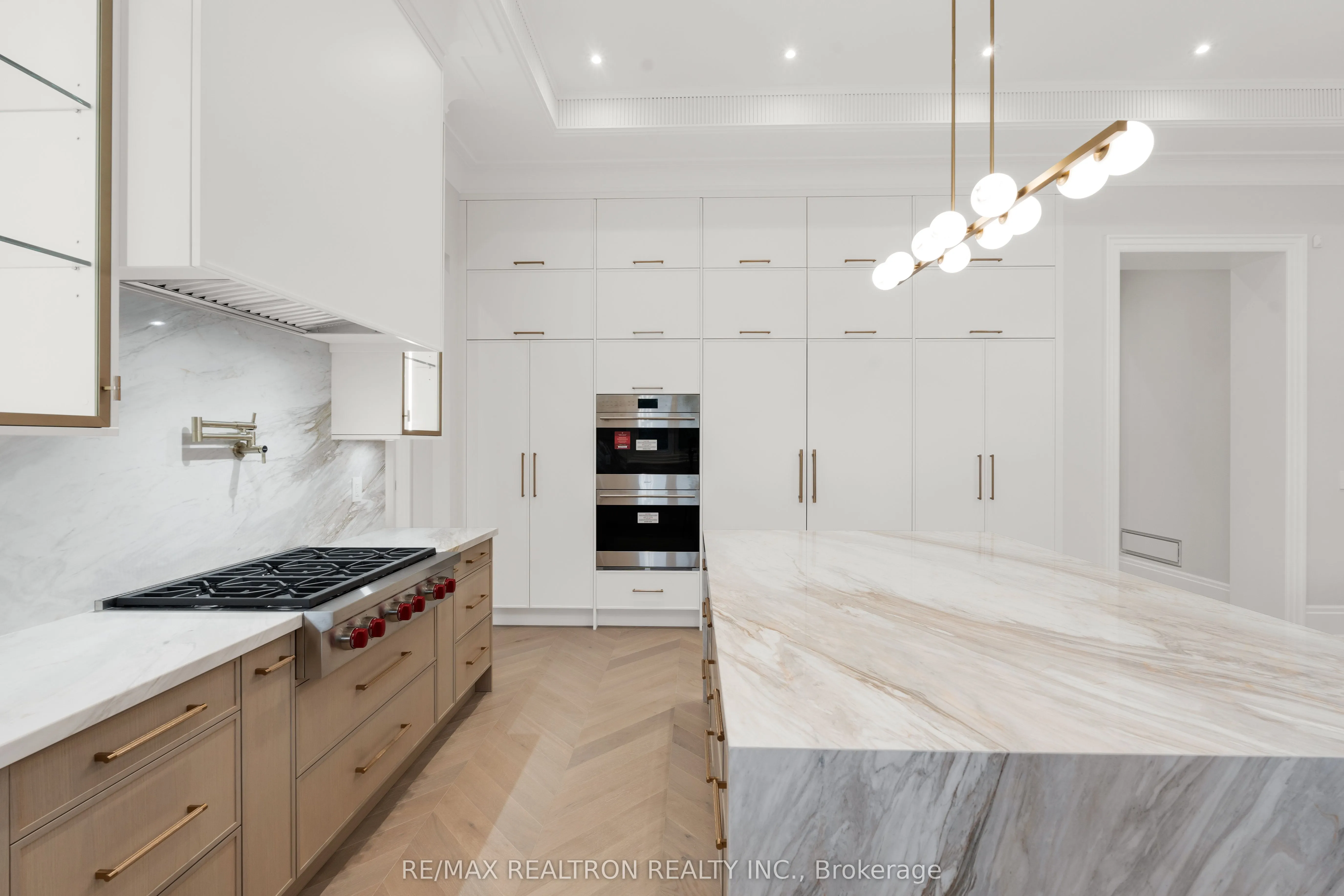 196 Kennedy Street W