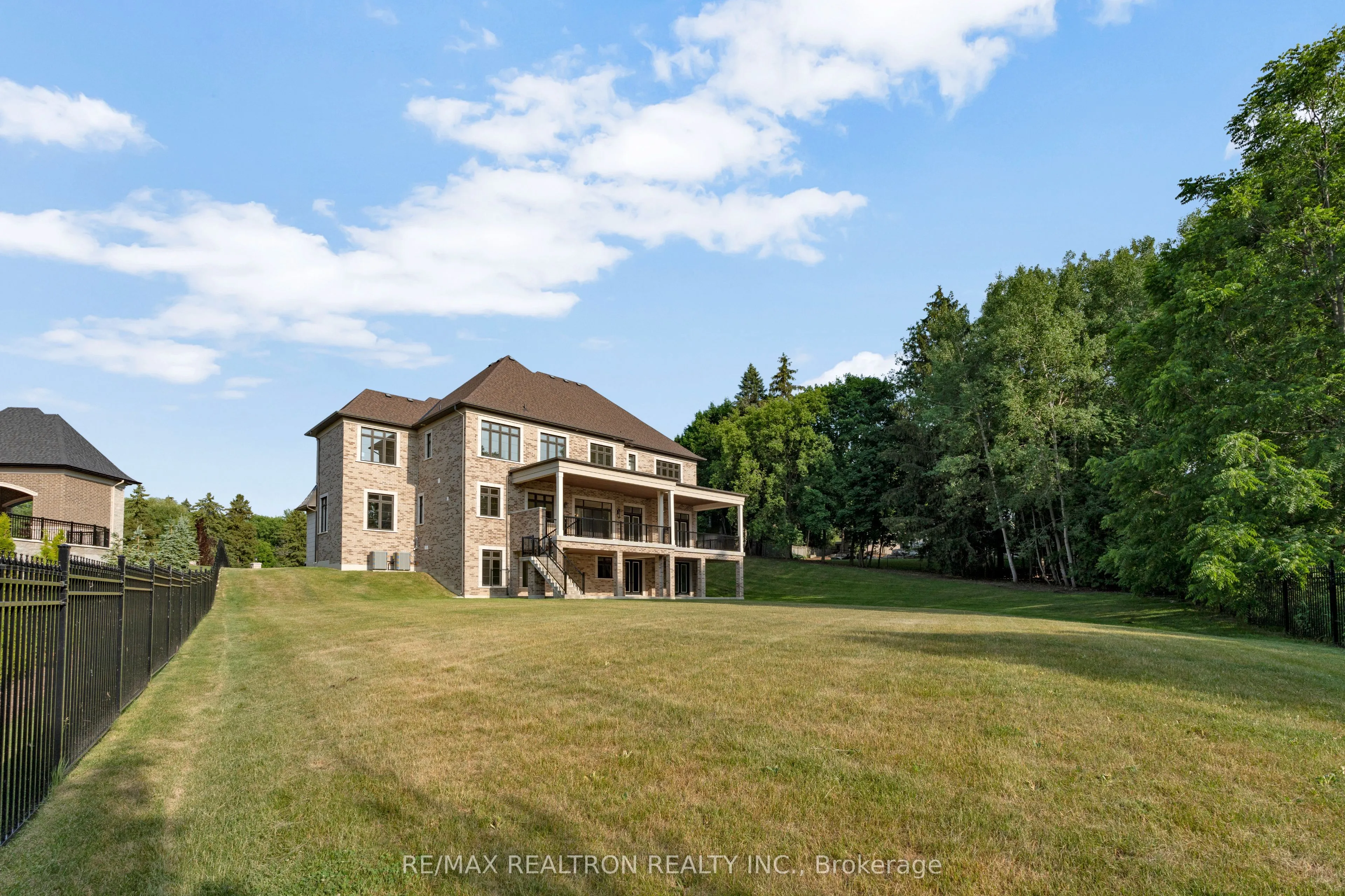196 Kennedy Street W