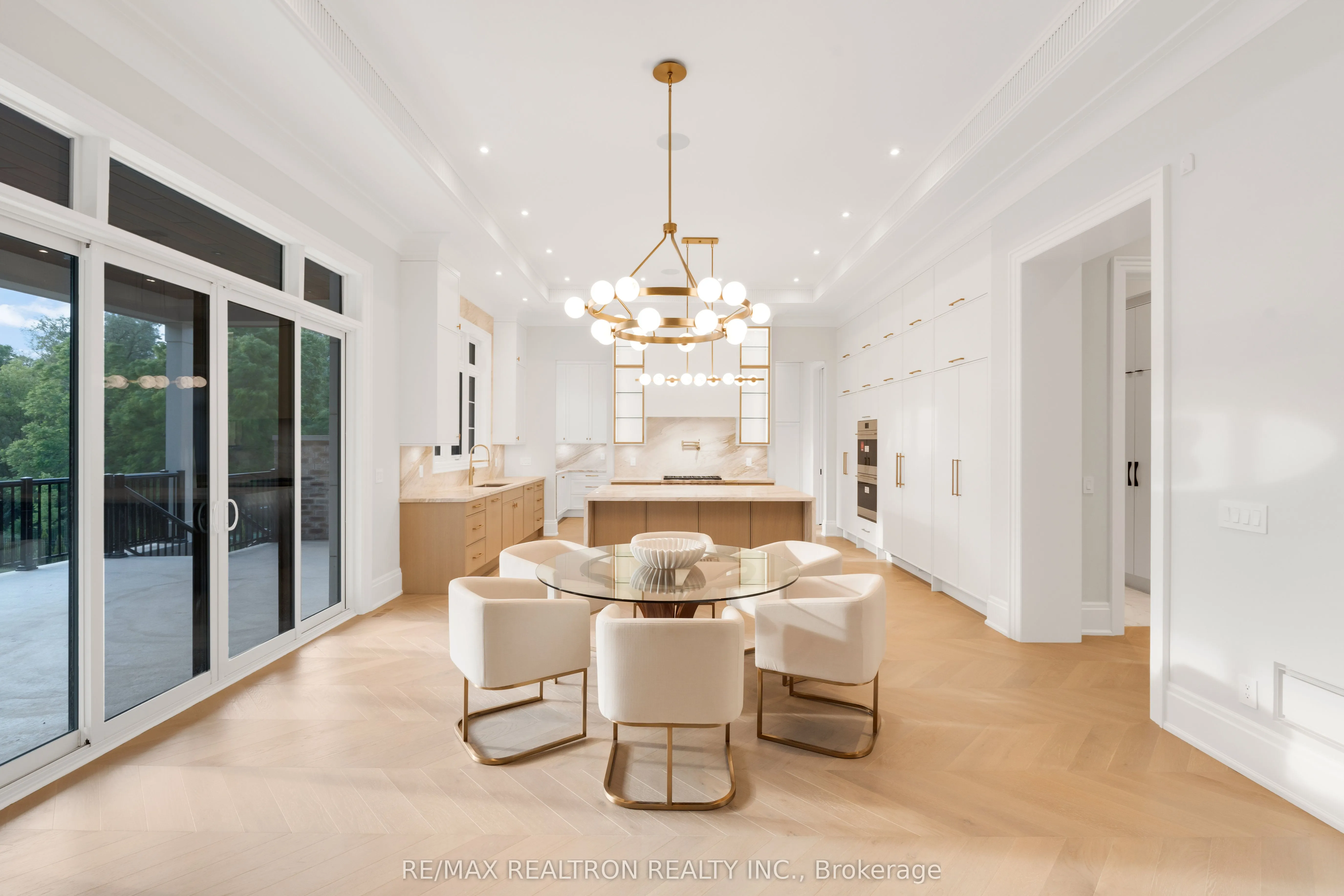 196 Kennedy Street W