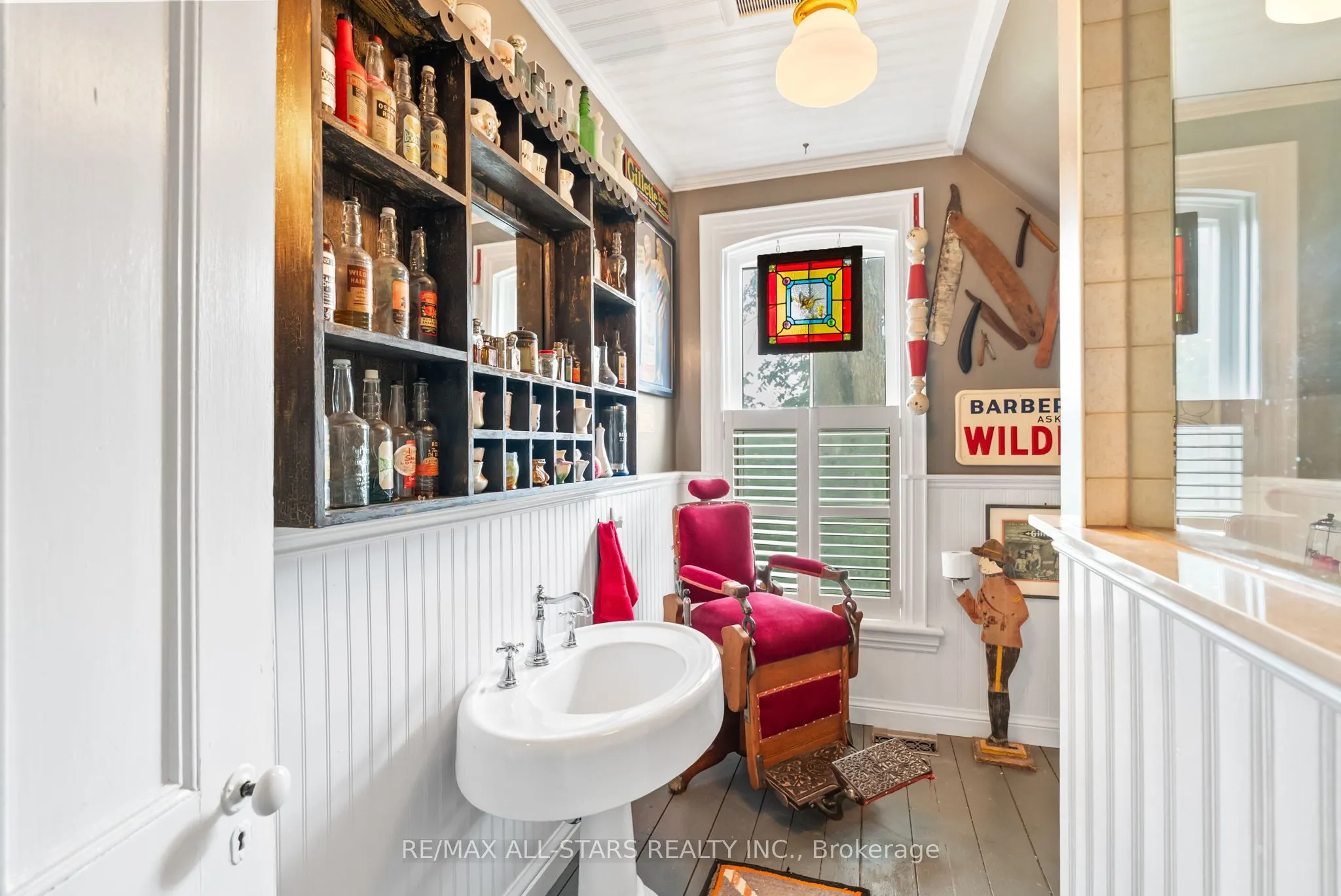 122 Brock Street E