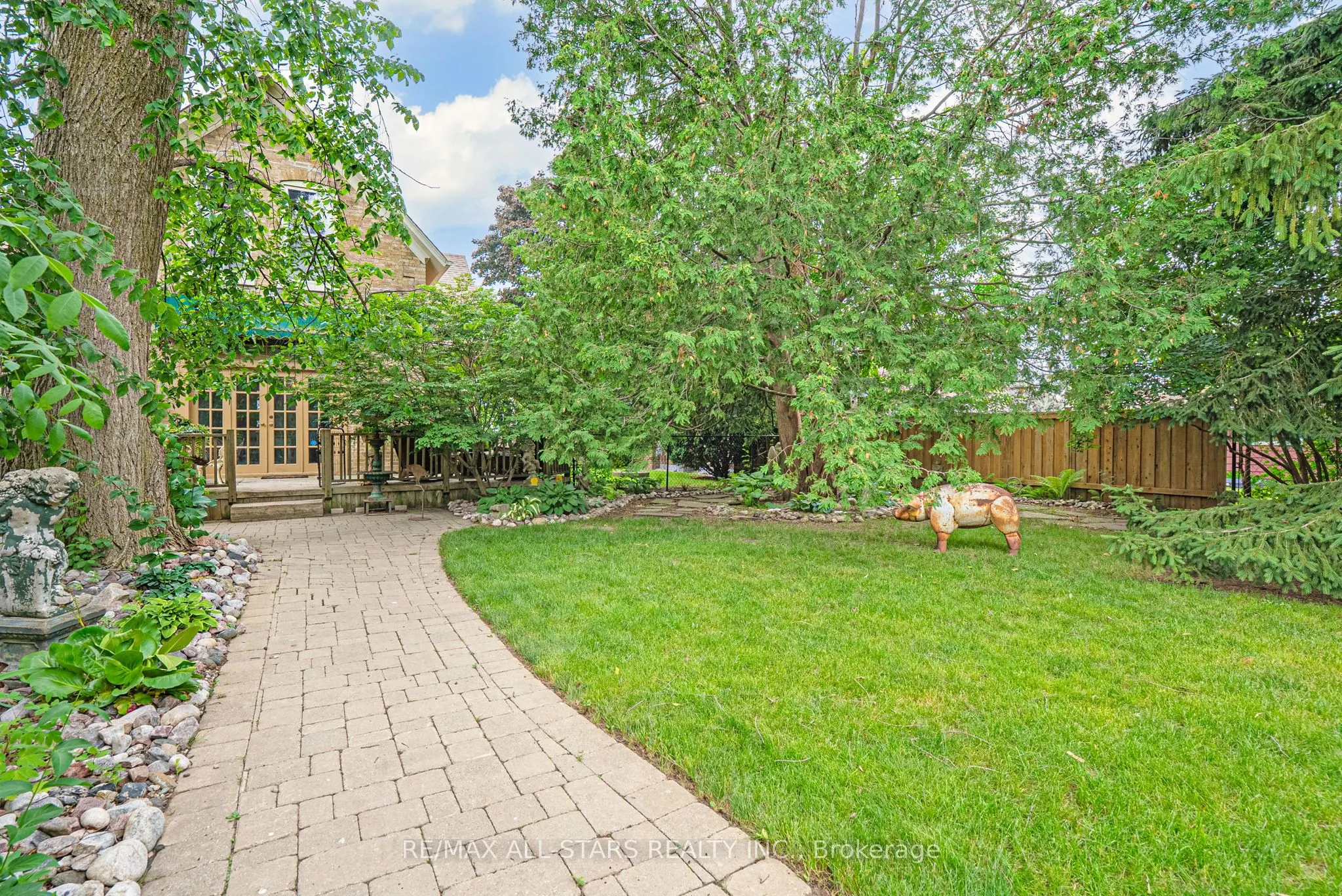 122 Brock Street E