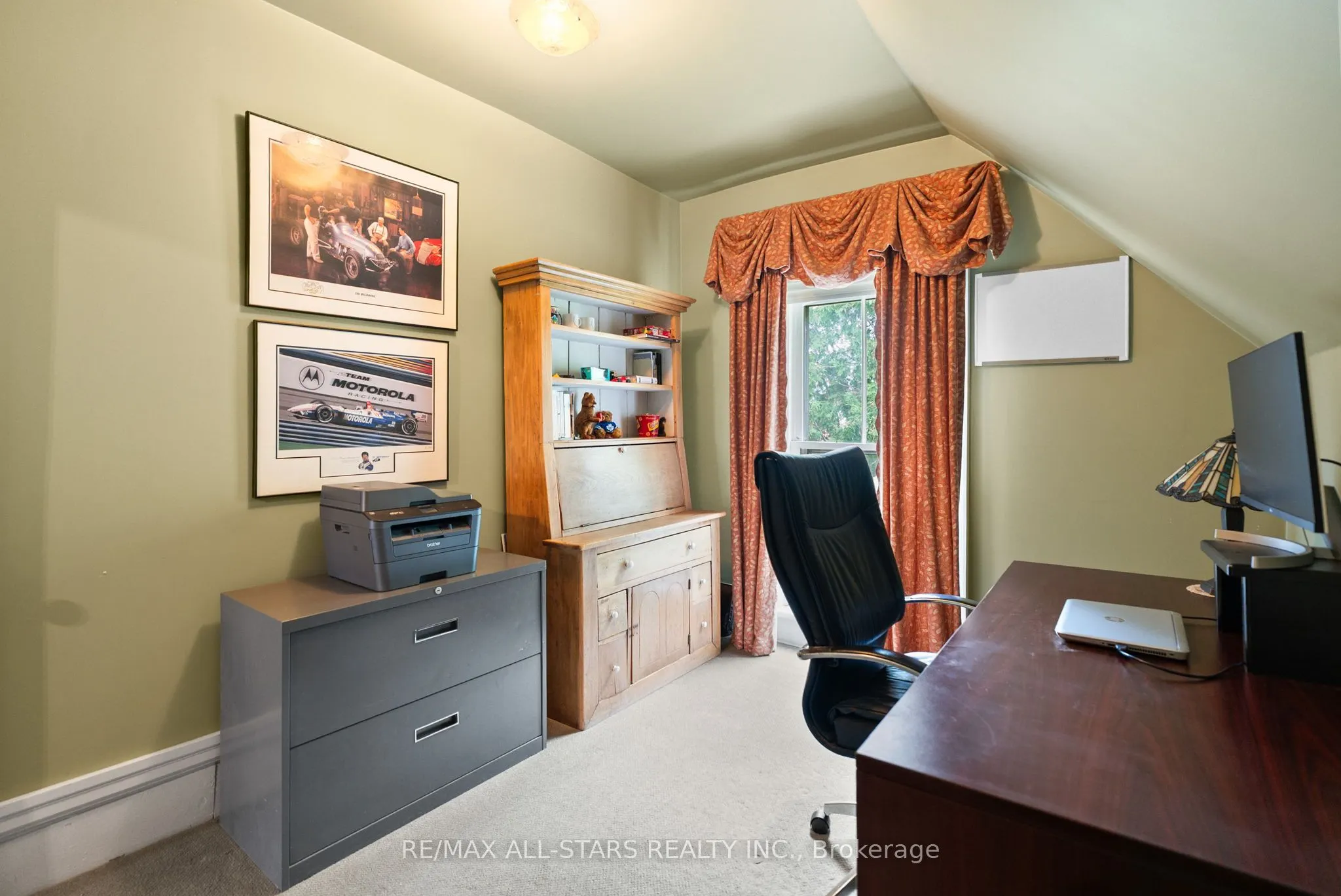 122 Brock Street E