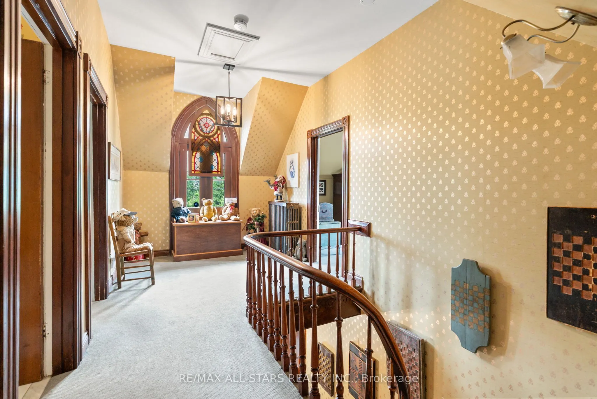 122 Brock Street E