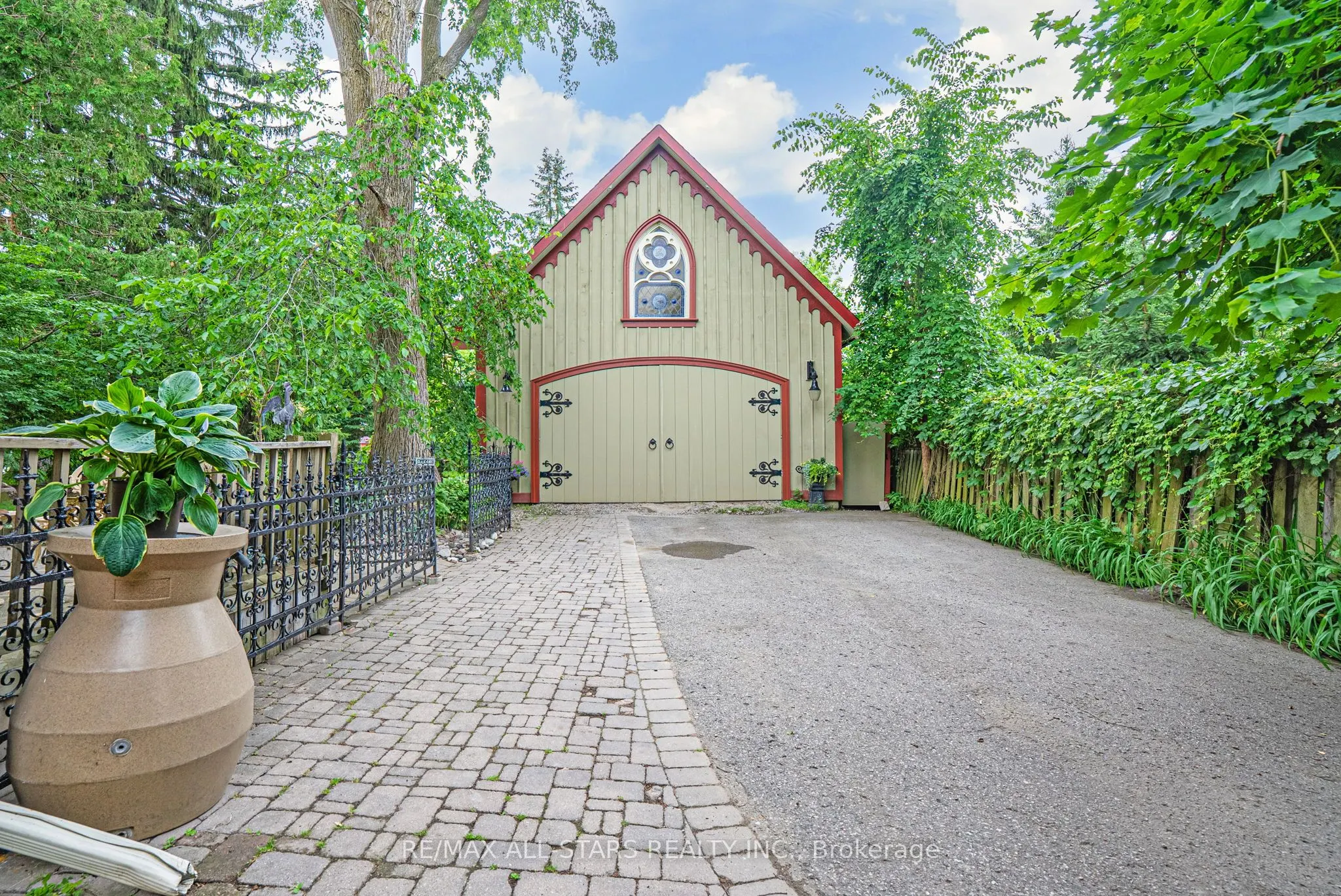 122 Brock Street E