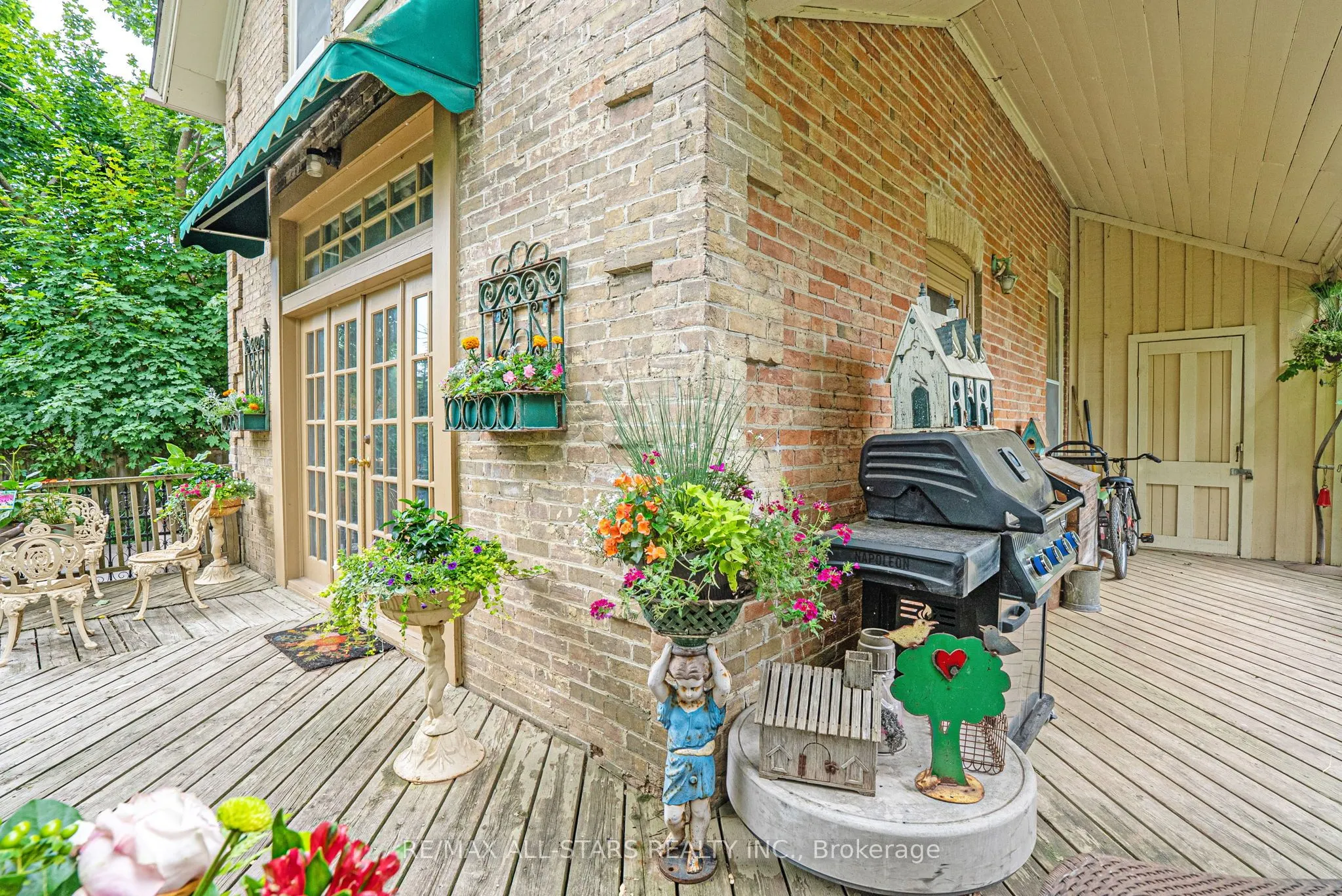 122 Brock Street E