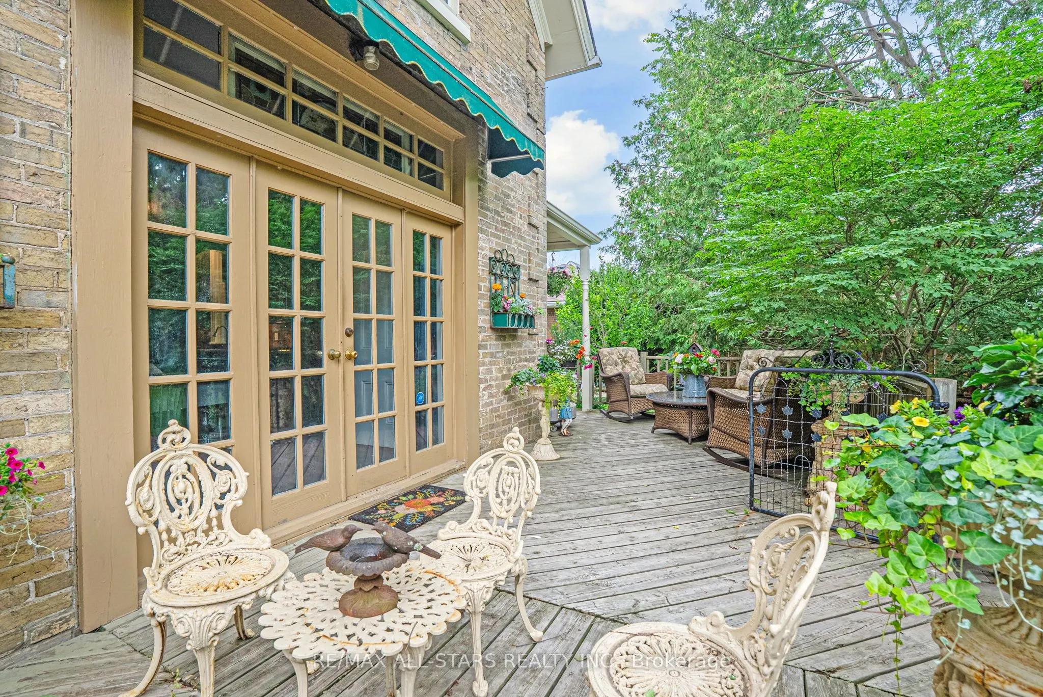 122 Brock Street E