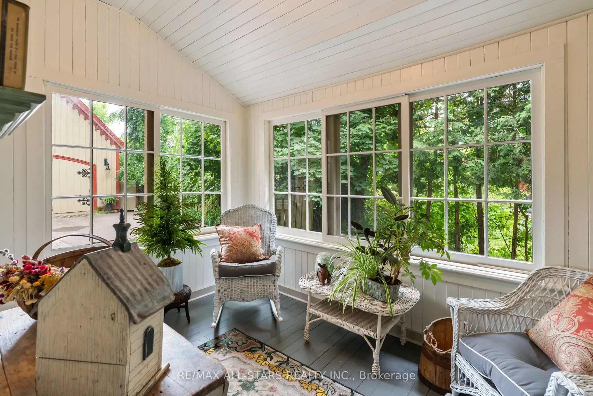 122 Brock Street E