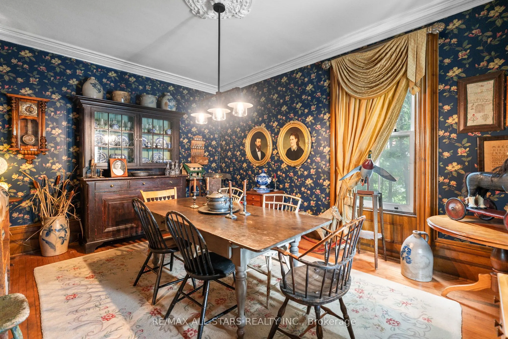 122 Brock Street E