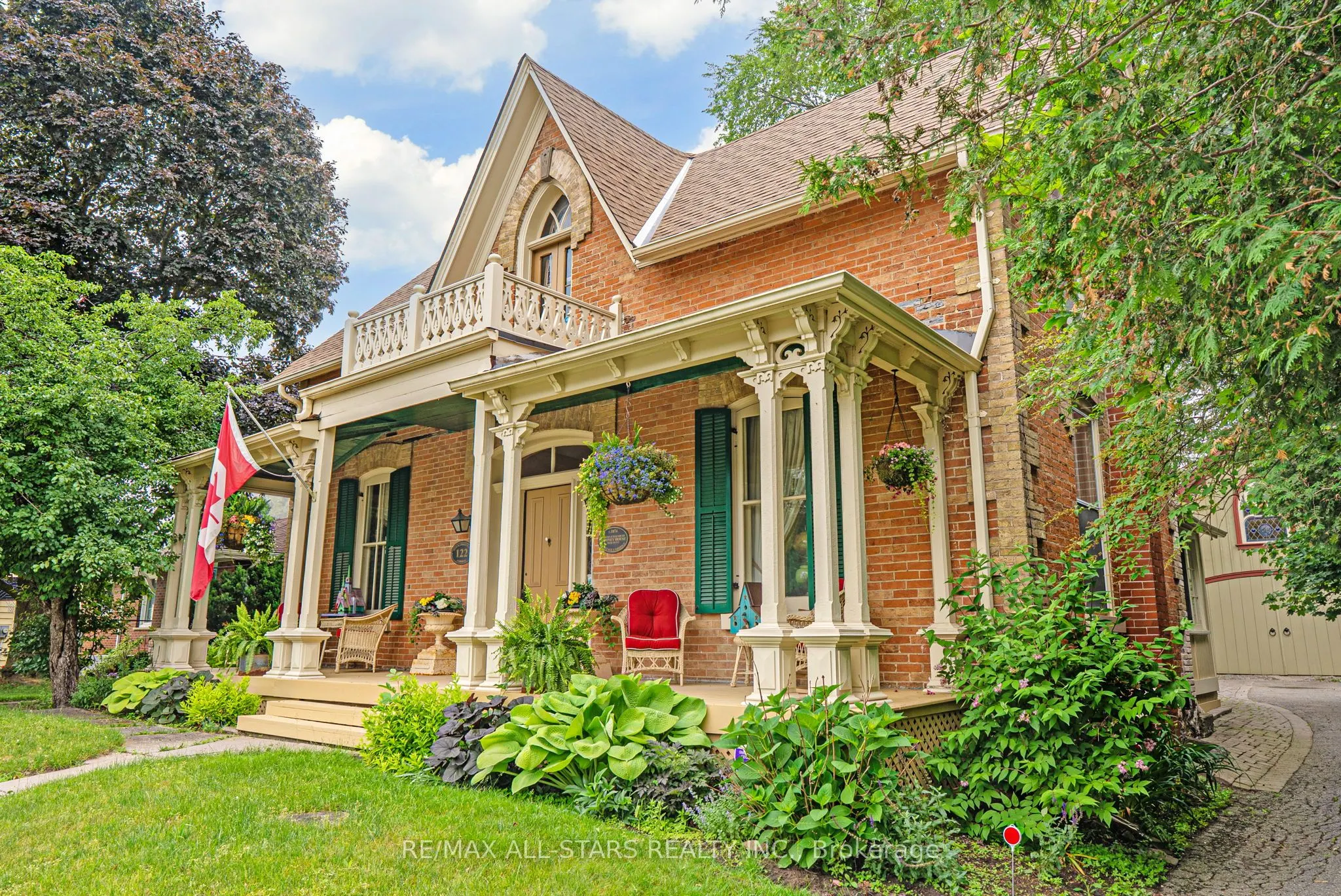 122 Brock Street E