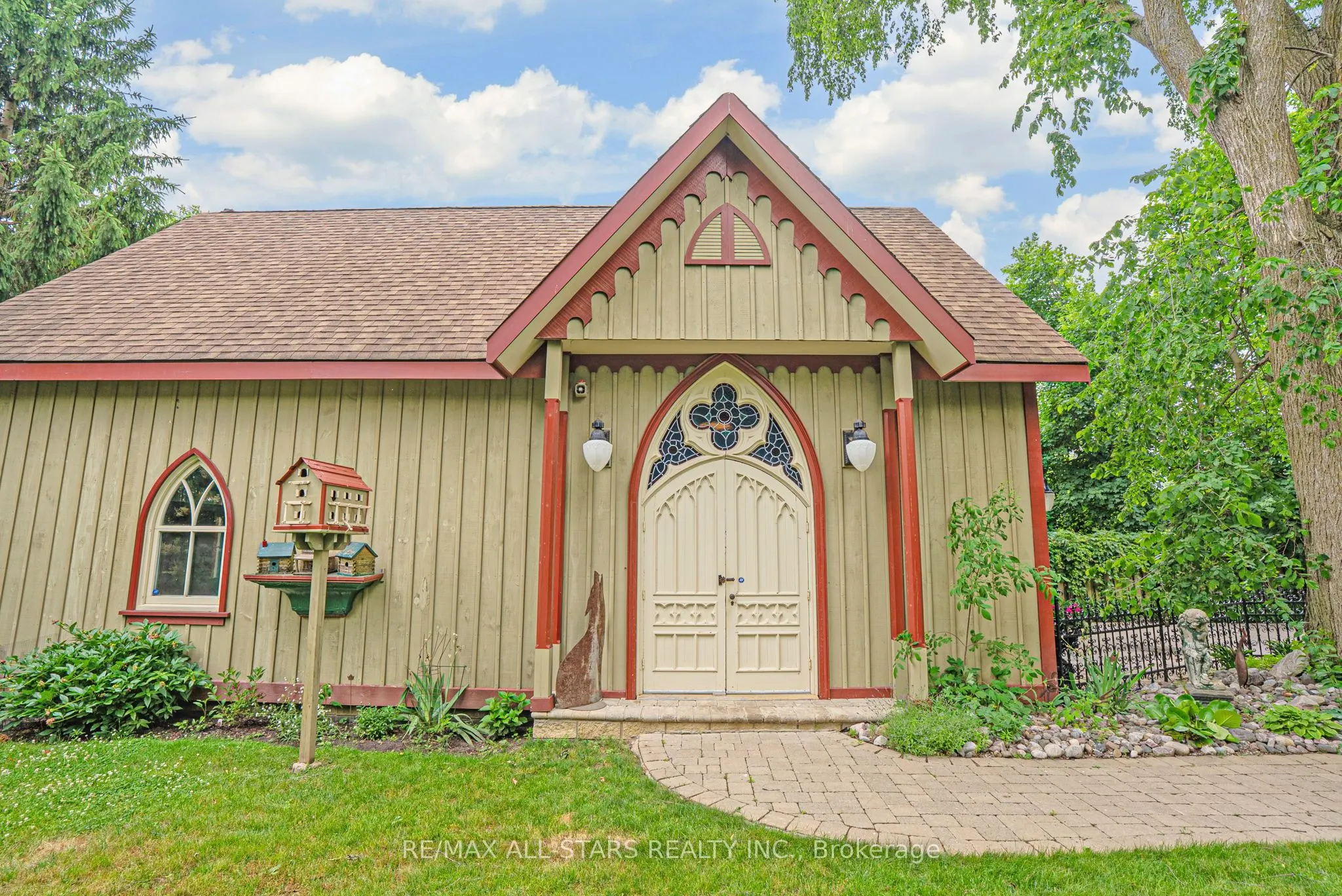 122 Brock Street E